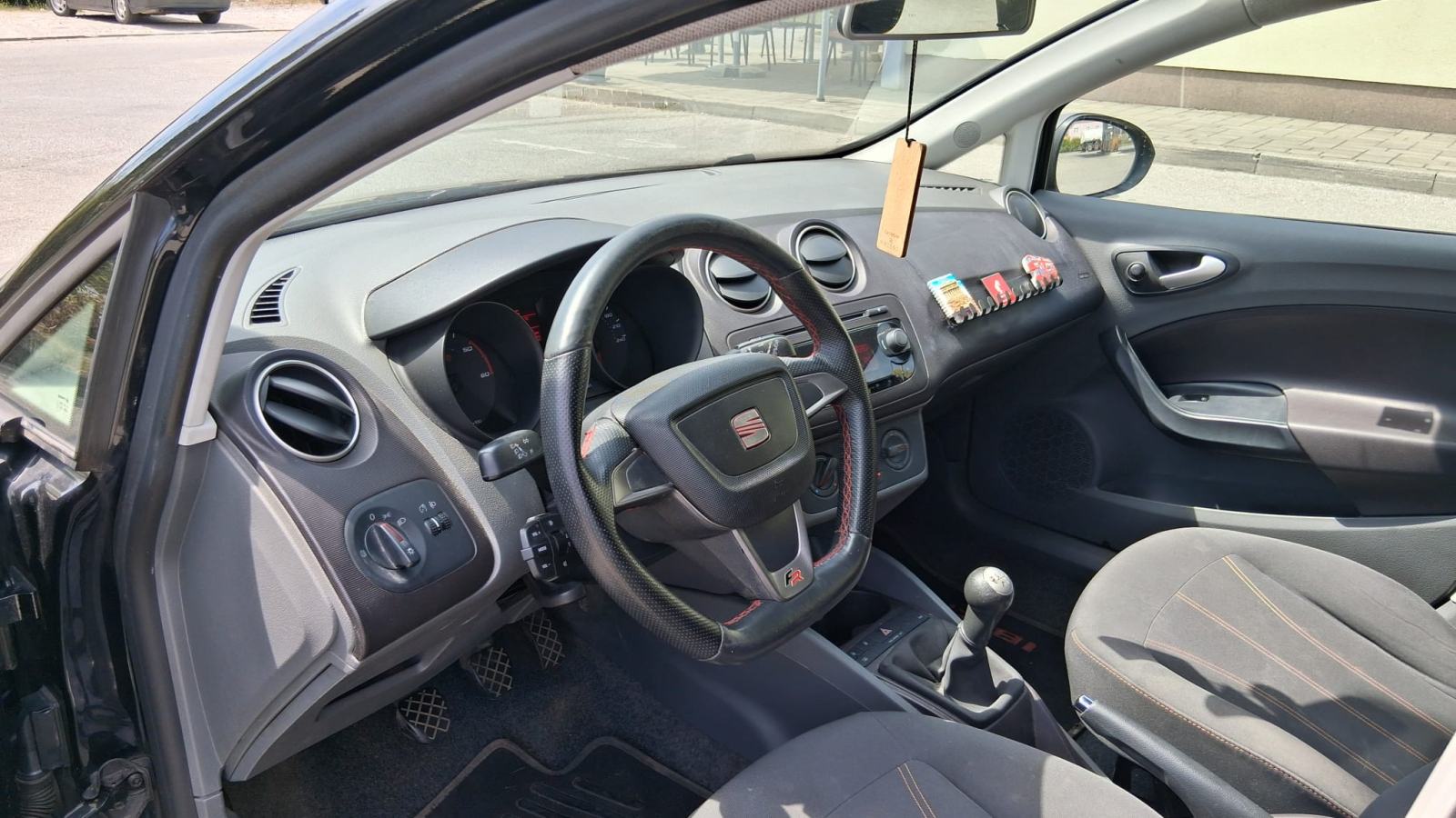 Seat Ibiza 1,6 TDI--reg 1god-org.km..servisna knjiga.hitno. 2650eur, fotografija 11