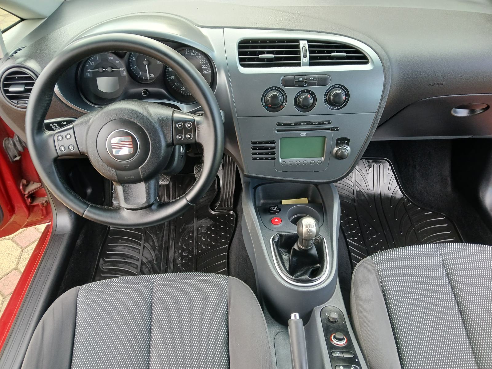 Seat Leon 1,6 BENZIN+PLIN-IZVRSNO STANJE-KUKA-NIJE UVOZ-reg 08/2027, fotografija 17