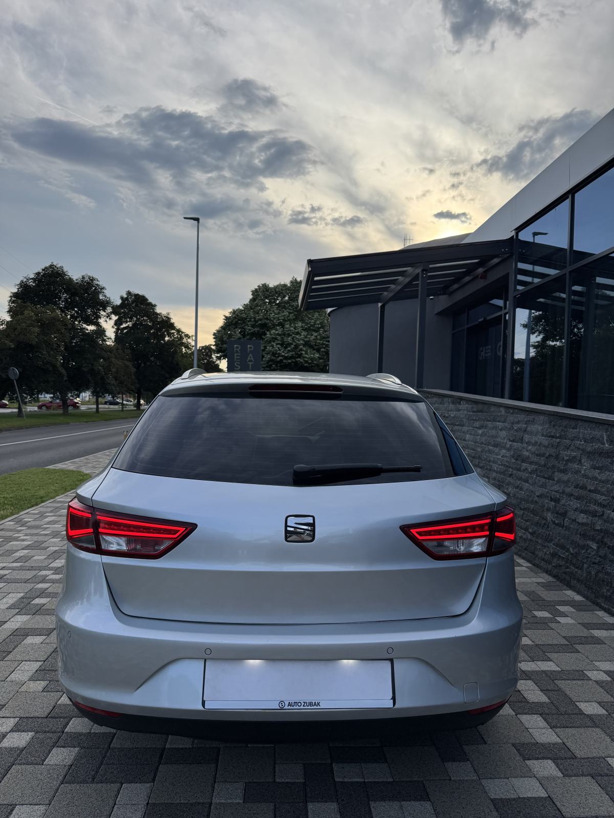 AkcijaSeat Leon ST 1,6 TDI DSG-EURO 6 -V SERVIS - FR FELGE - REG 04/27, fotografija 9
