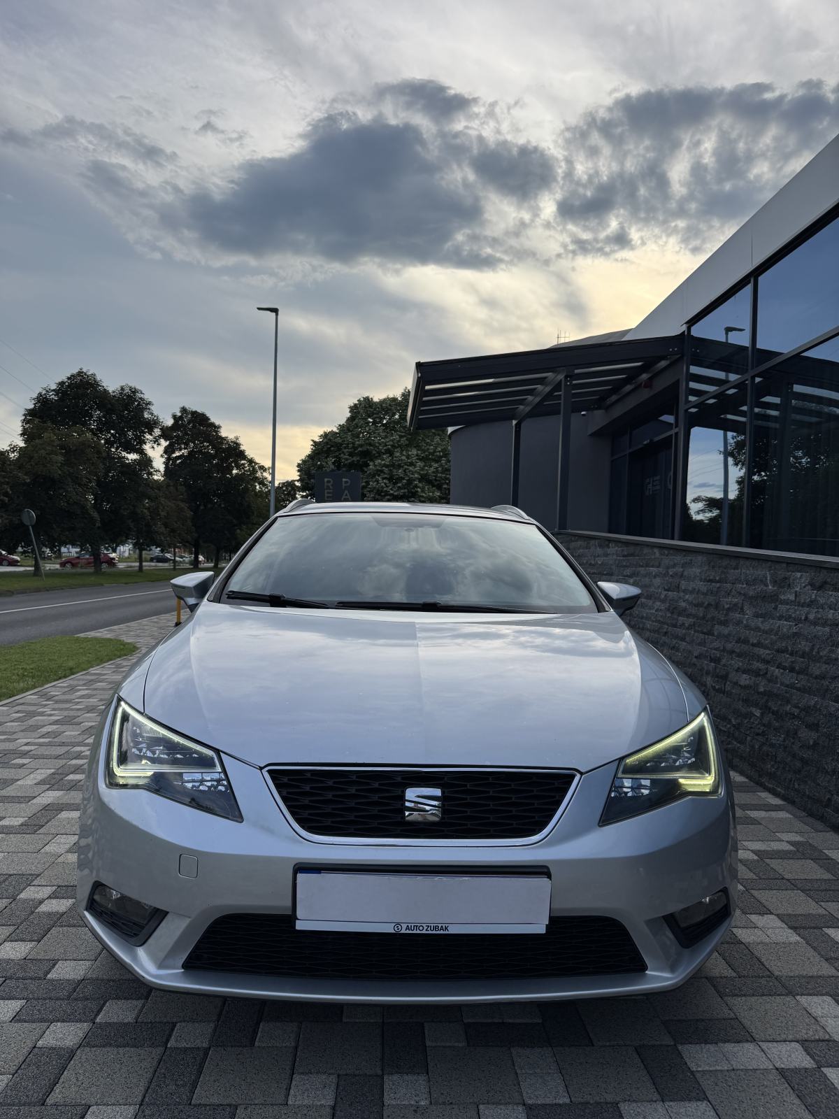 AkcijaSeat Leon ST 1,6 TDI DSG-EURO 6 -V SERVIS - FR FELGE - REG 04/27, fotografija 3
