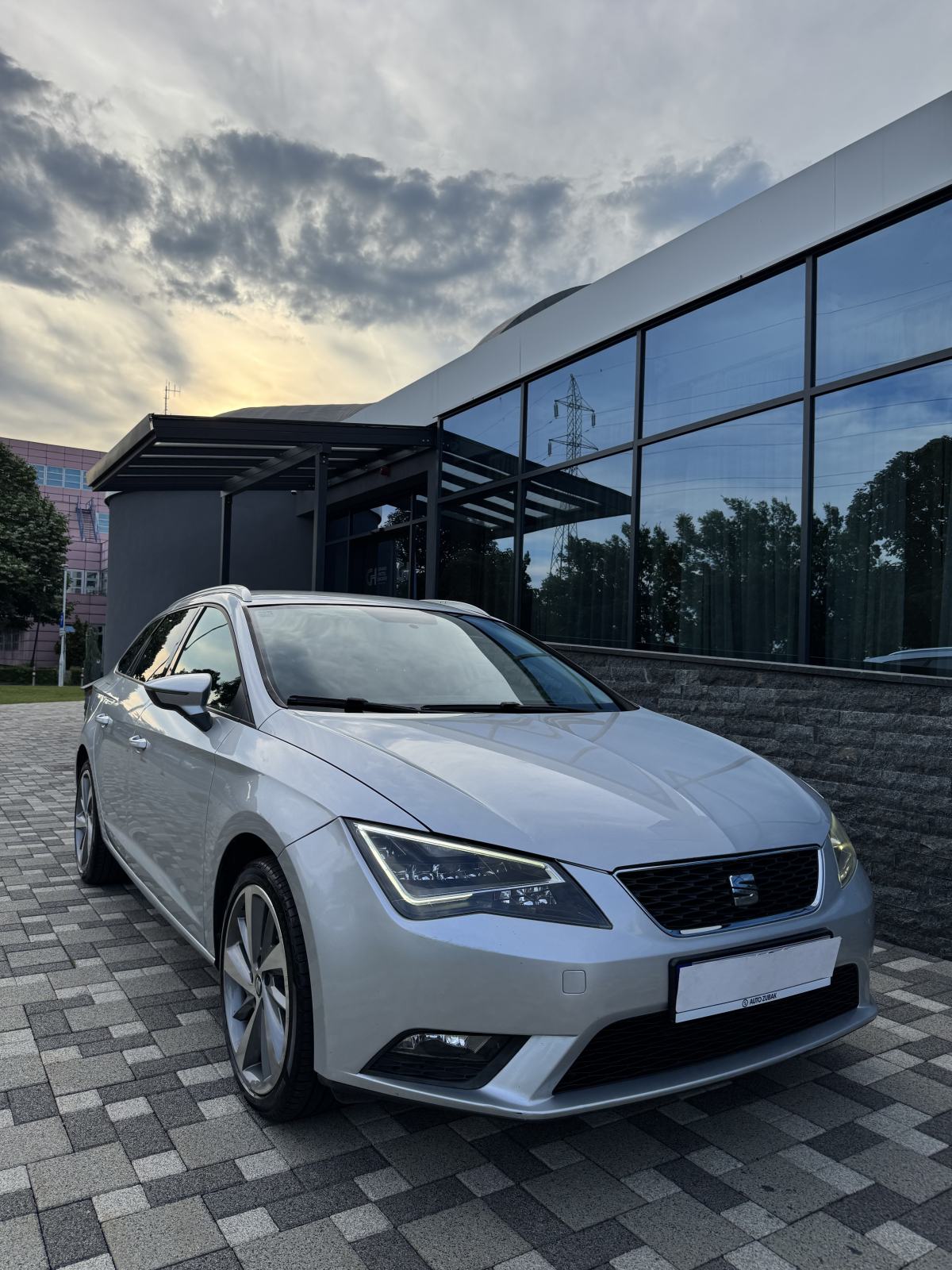 AkcijaSeat Leon ST 1,6 TDI DSG-EURO 6 -V SERVIS - FR FELGE - REG 04/27, fotografija 2