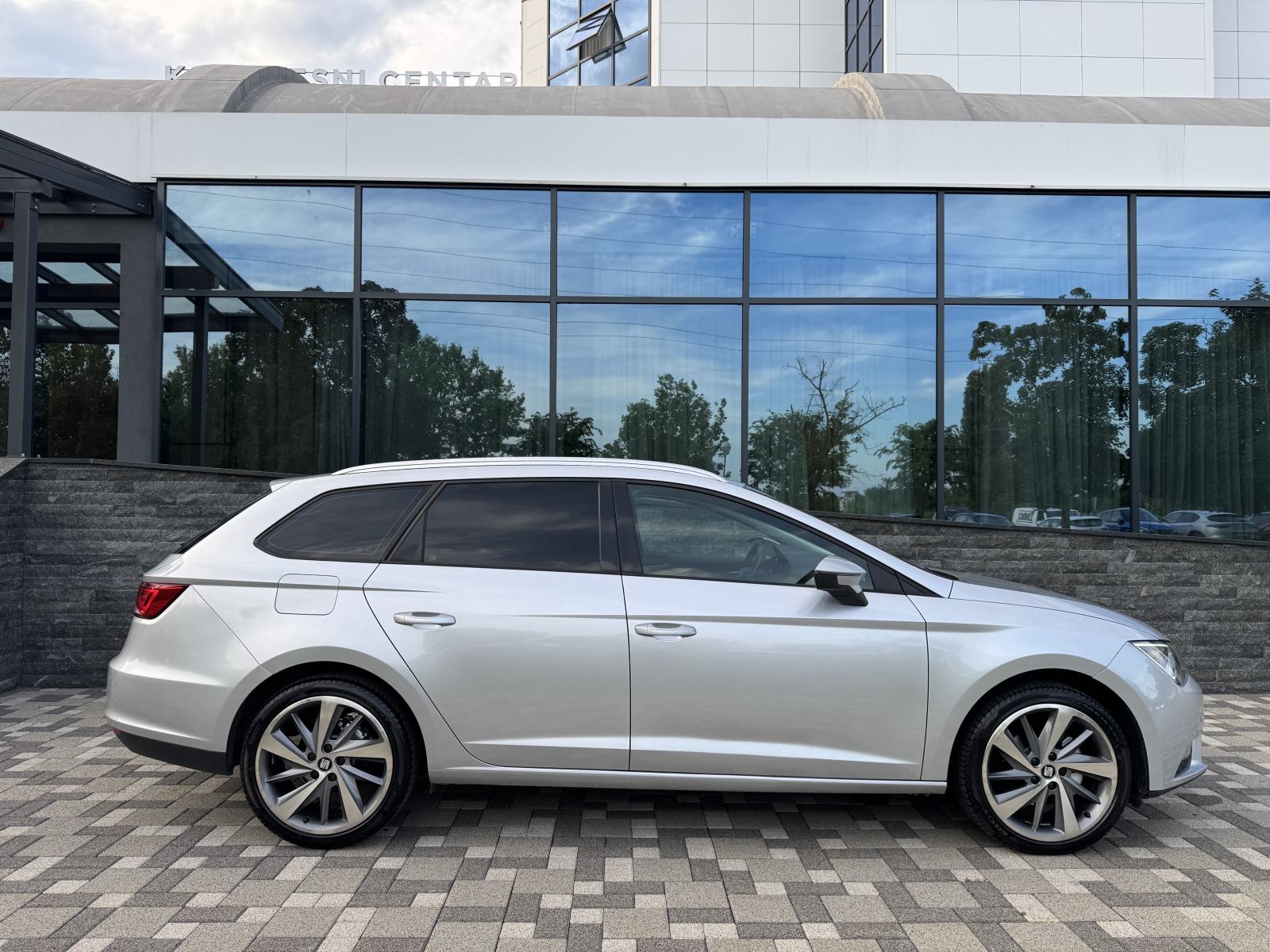 AkcijaSeat Leon ST 1,6 TDI DSG-EURO 6 -V SERVIS - FR FELGE - REG 04/27, fotografija 13
