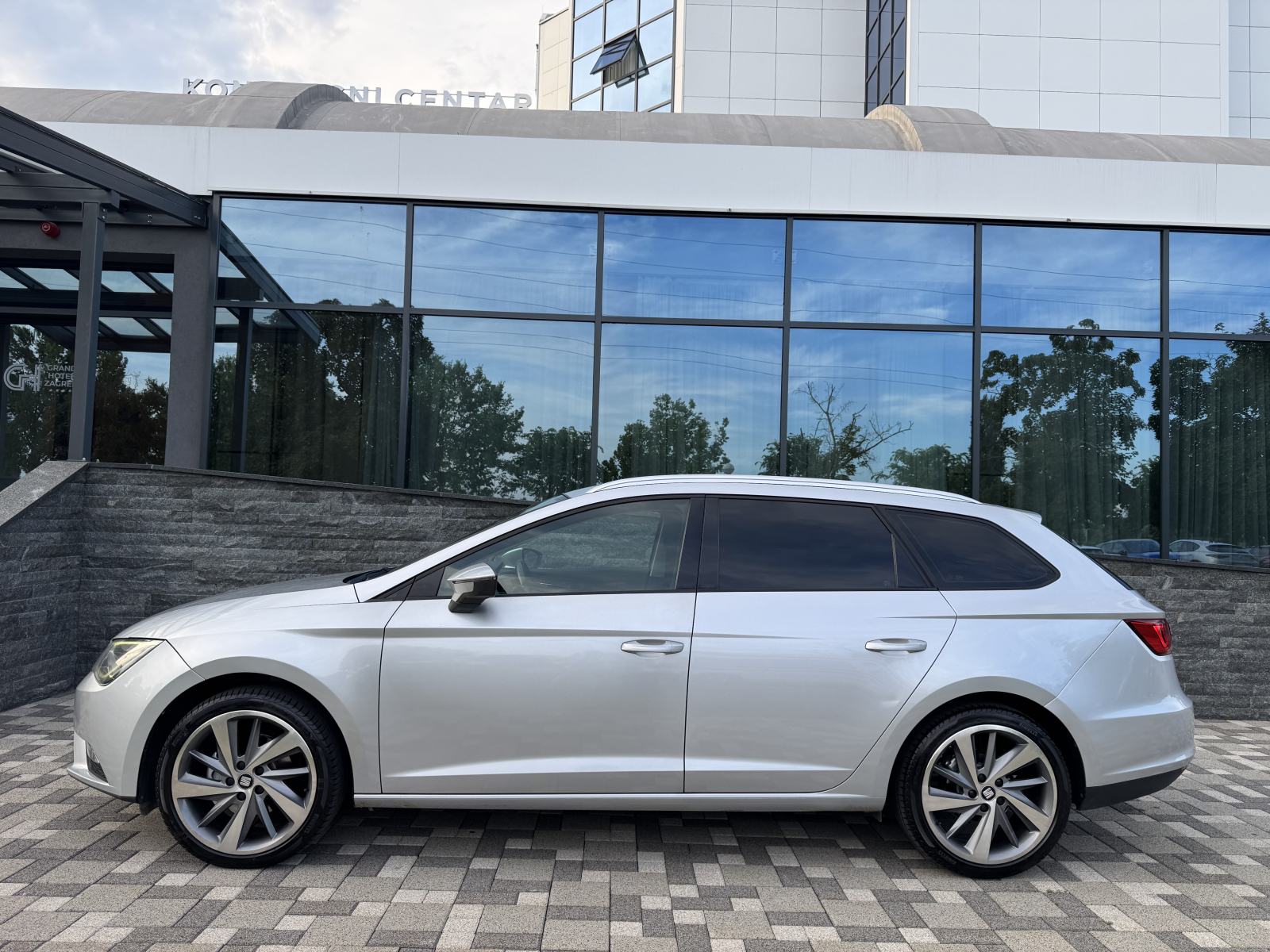 AkcijaSeat Leon ST 1,6 TDI DSG-EURO 6 -V SERVIS - FR FELGE - REG 04/27, fotografija 6