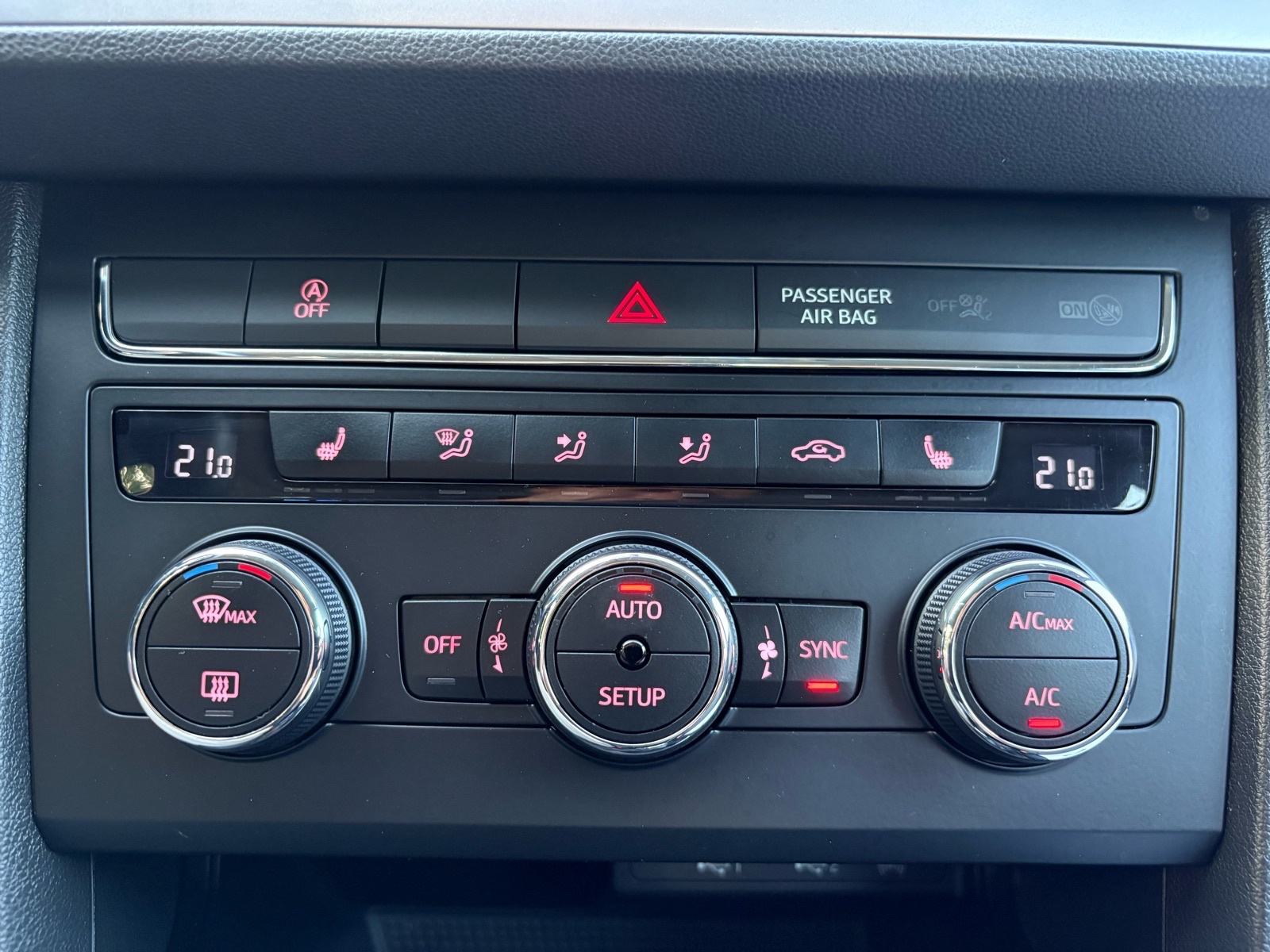 Seat Leon 1,6 TDI STYLE/BeatsAudio, fotografija 17