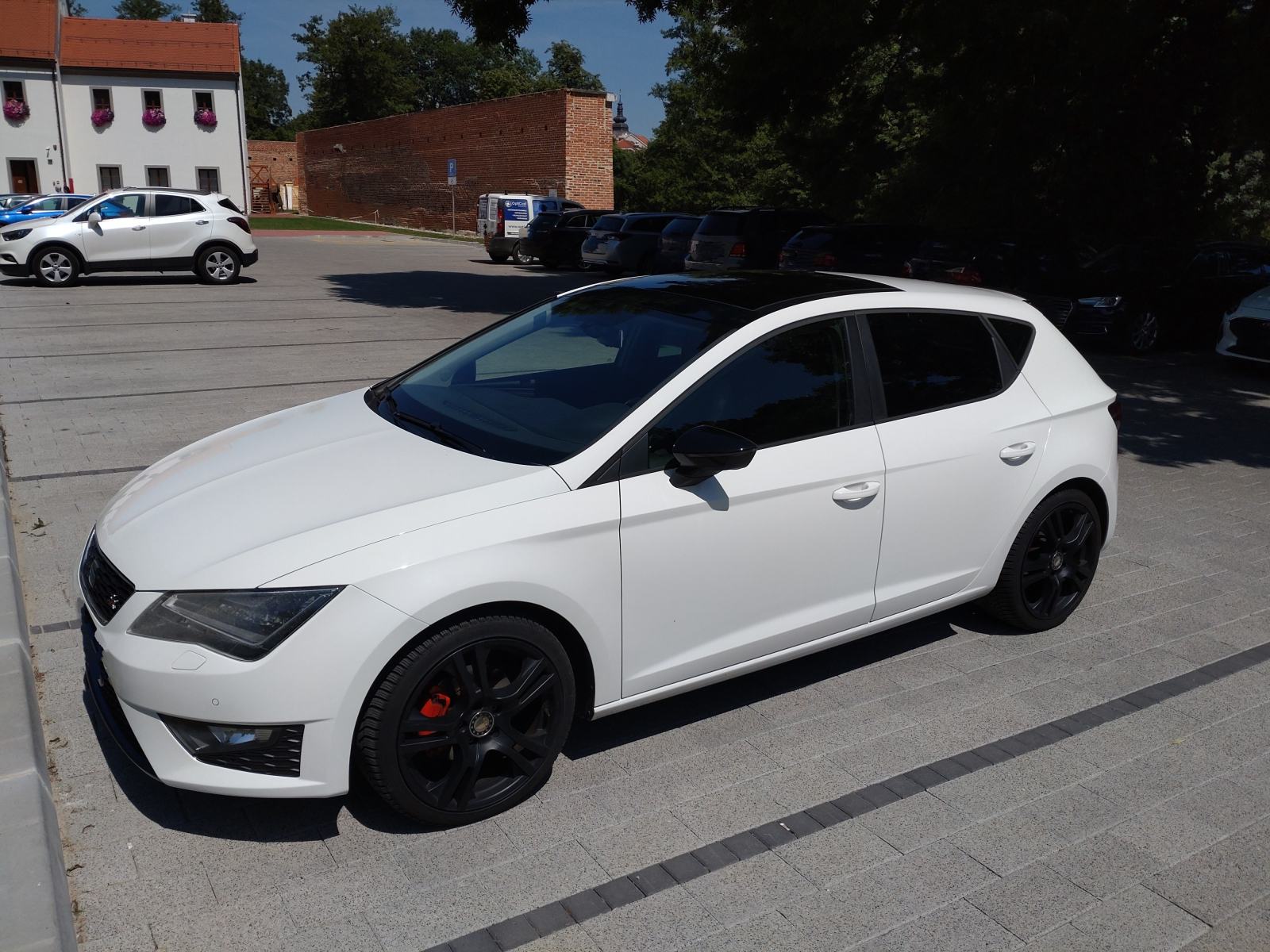 Seat Leon 2,0 TDI FR,REG GOD. DANA,PANORAMA,SENZORI,GARAZIRAN, fotografija 1