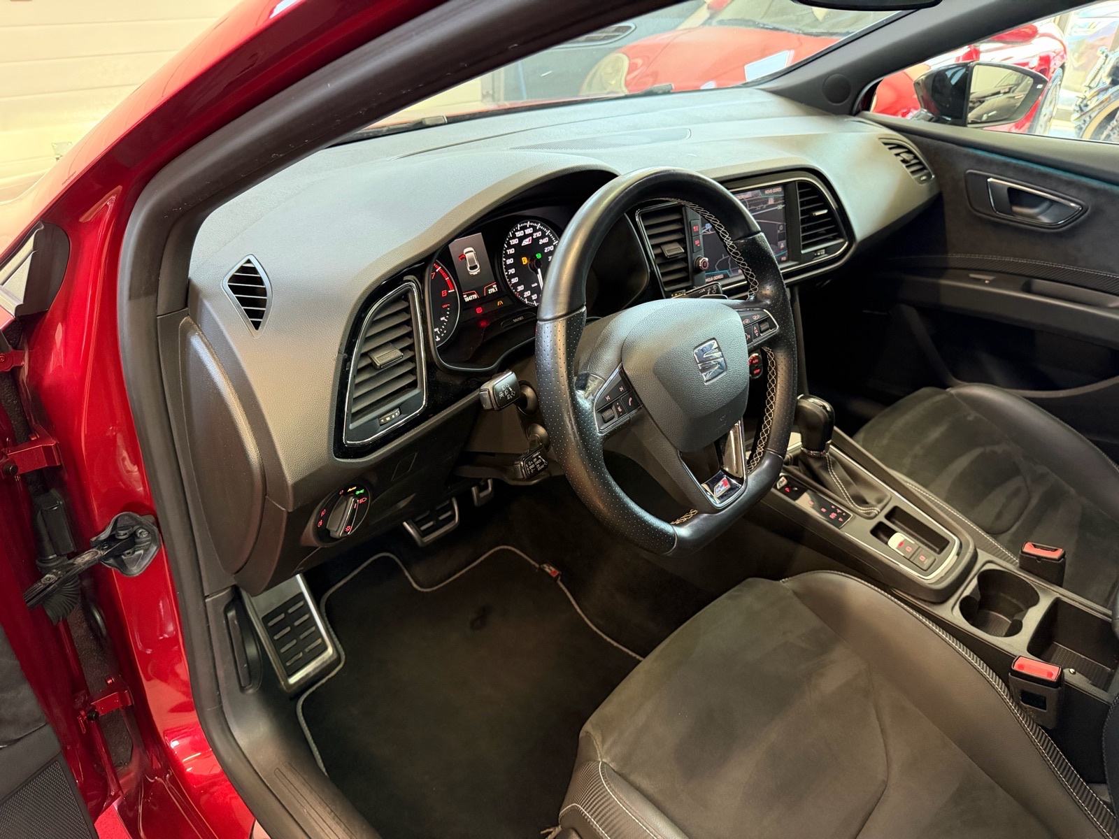 Seat Leon DSG CUPRA 300 ***KAMERA,DCC, ACC, SEAT SOUND, 5 vrata***, fotografija 13