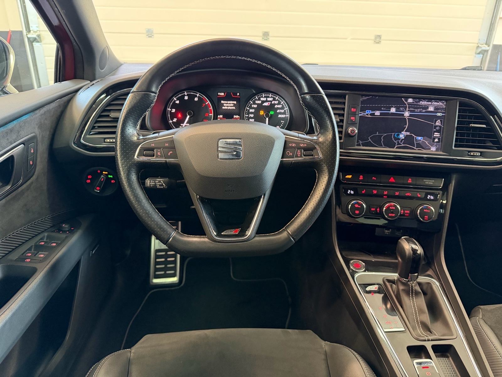 Seat Leon DSG CUPRA 300 ***KAMERA,DCC, ACC, SEAT SOUND, 5 vrata***, fotografija 14