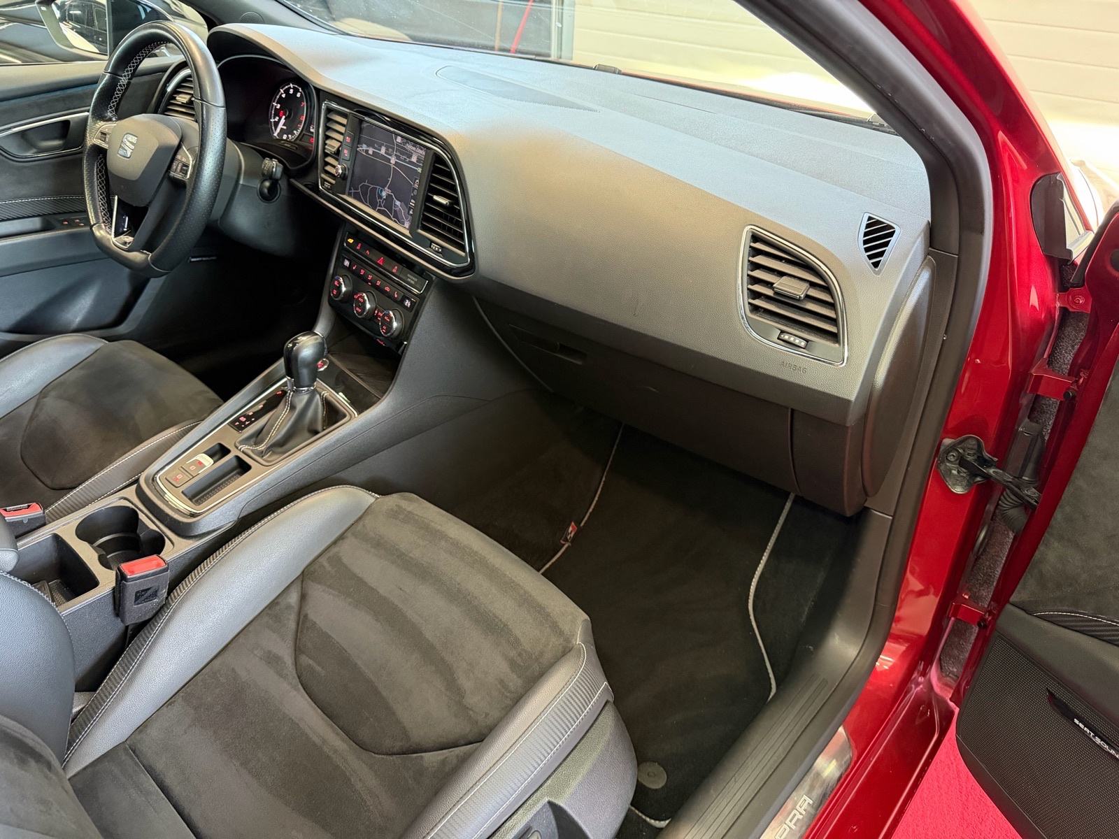 Seat Leon DSG CUPRA 300 ***KAMERA,DCC, ACC, SEAT SOUND, 5 vrata***, fotografija 9