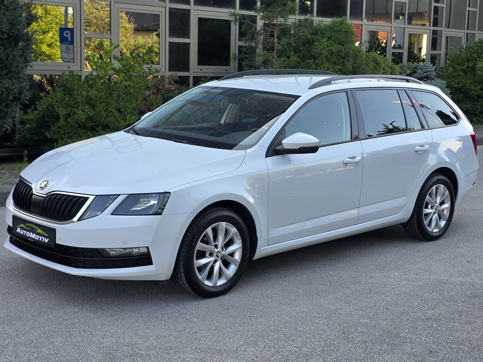 ŠKODA OCTAVIA COMBI 1.6 TDI STYLE - *1.VLASNIK-SERVISNA-BOGATA OPREMA*, fotografija 4