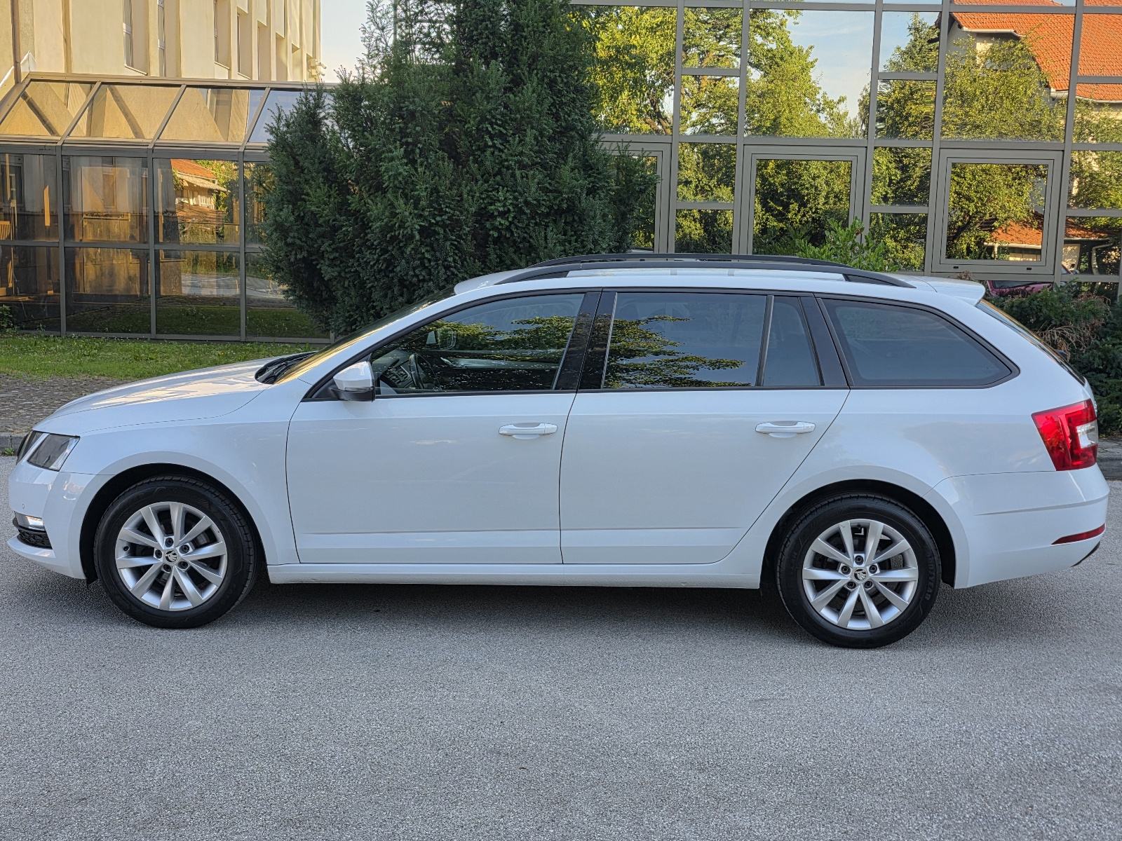 ŠKODA OCTAVIA COMBI 1.6 TDI STYLE - *1.VLASNIK-SERVISNA-BOGATA OPREMA*, fotografija 5