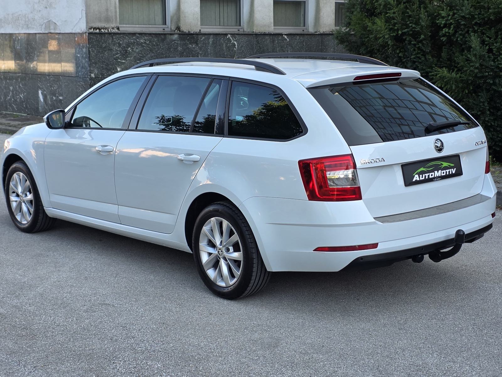 ŠKODA OCTAVIA COMBI 1.6 TDI STYLE - *1.VLASNIK-SERVISNA-BOGATA OPREMA*, fotografija 6