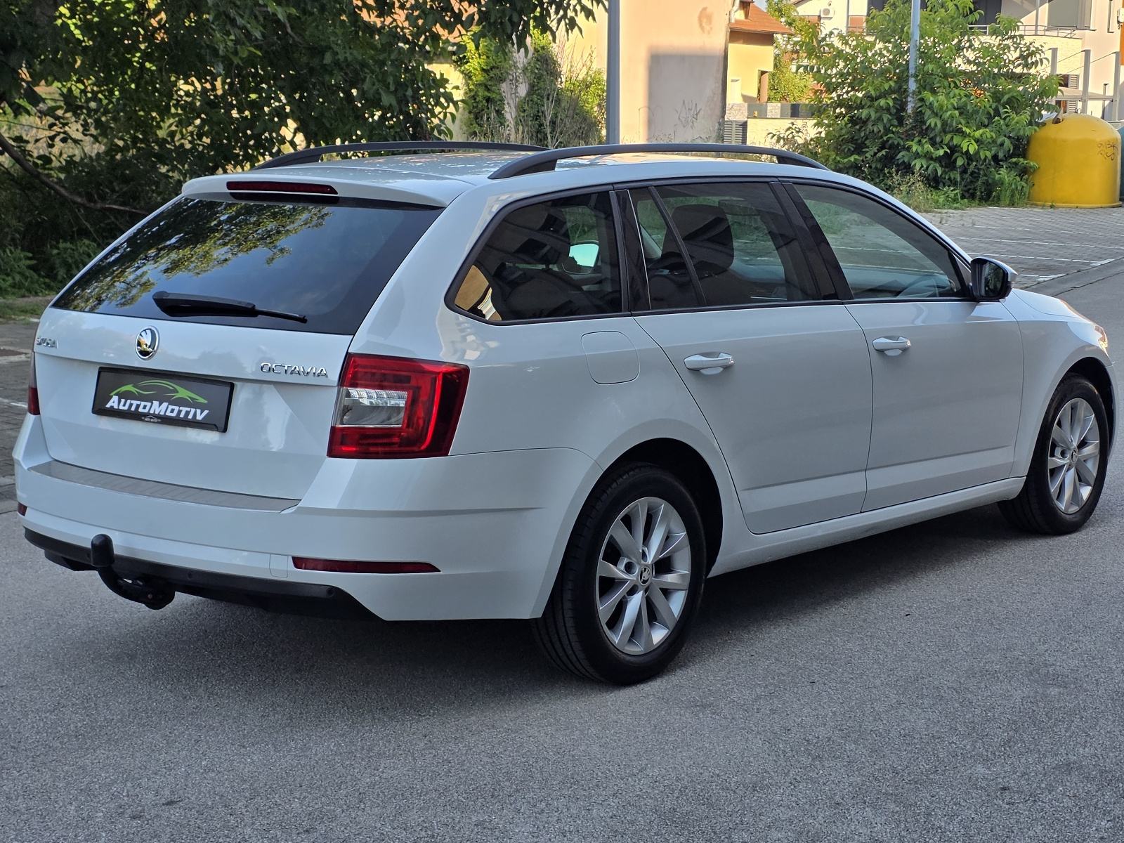ŠKODA OCTAVIA COMBI 1.6 TDI STYLE - *1.VLASNIK-SERVISNA-BOGATA OPREMA*, fotografija 8