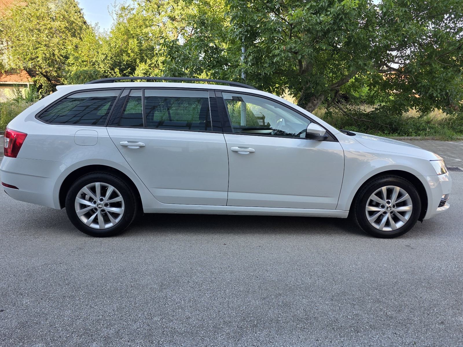 ŠKODA OCTAVIA COMBI 1.6 TDI STYLE - *1.VLASNIK-SERVISNA-BOGATA OPREMA*, fotografija 9