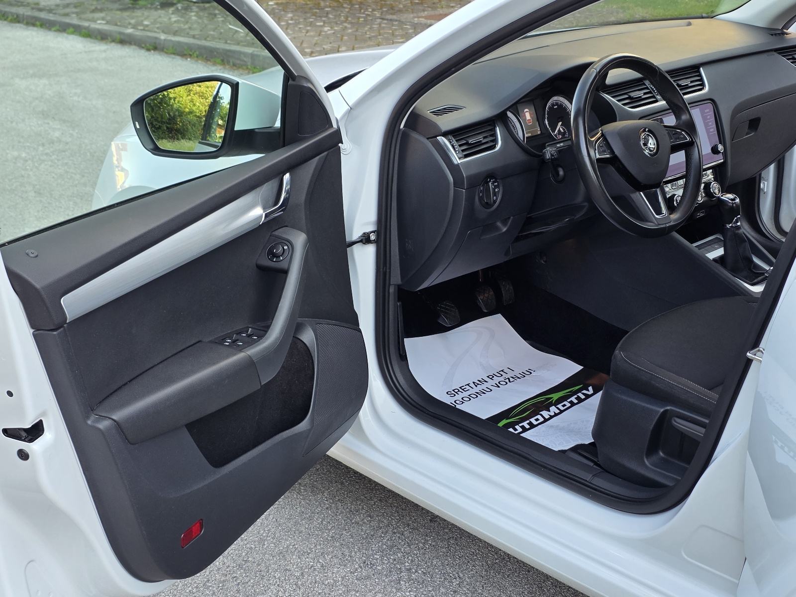 ŠKODA OCTAVIA COMBI 1.6 TDI STYLE - *1.VLASNIK-SERVISNA-BOGATA OPREMA*, fotografija 11