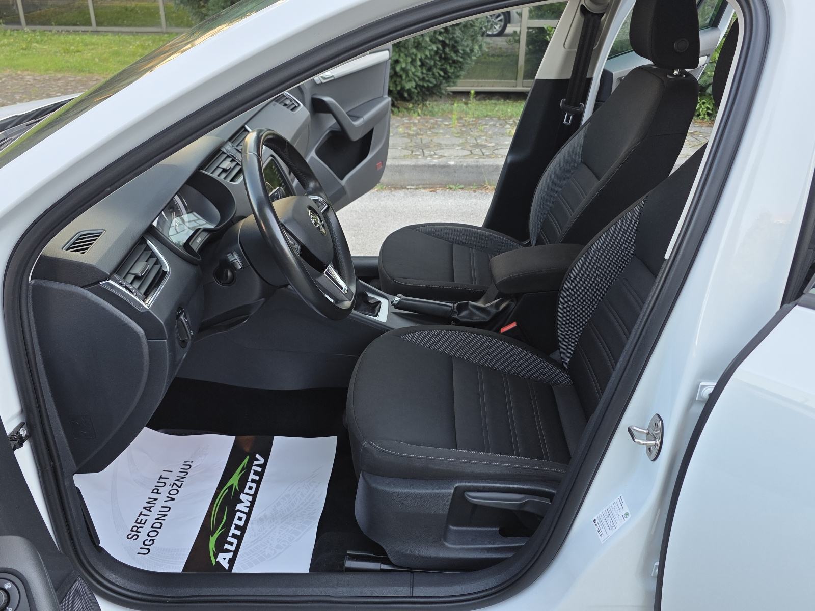 ŠKODA OCTAVIA COMBI 1.6 TDI STYLE - *1.VLASNIK-SERVISNA-BOGATA OPREMA*, fotografija 12