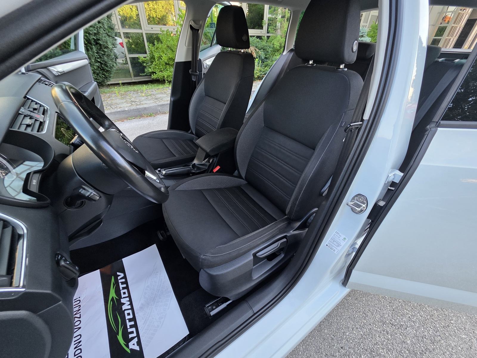 ŠKODA OCTAVIA COMBI 1.6 TDI STYLE - *1.VLASNIK-SERVISNA-BOGATA OPREMA*, fotografija 13