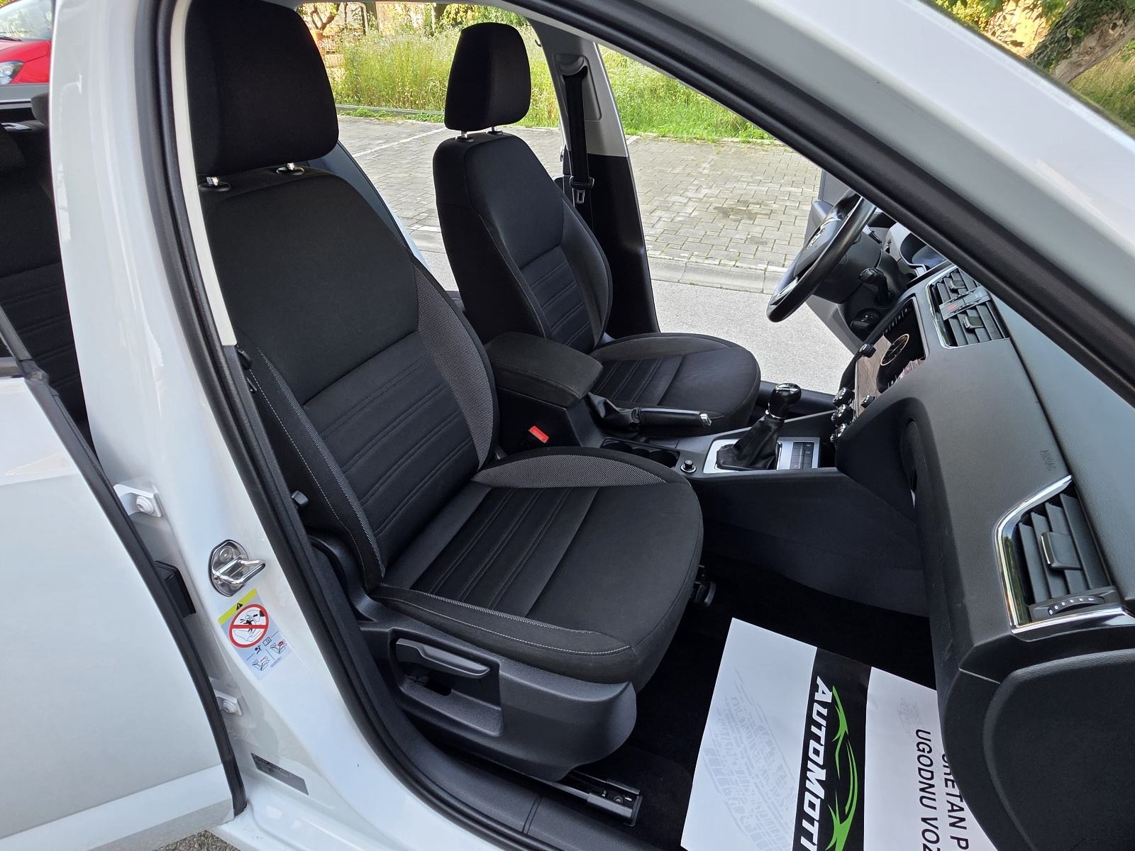 ŠKODA OCTAVIA COMBI 1.6 TDI STYLE - *1.VLASNIK-SERVISNA-BOGATA OPREMA*, fotografija 16