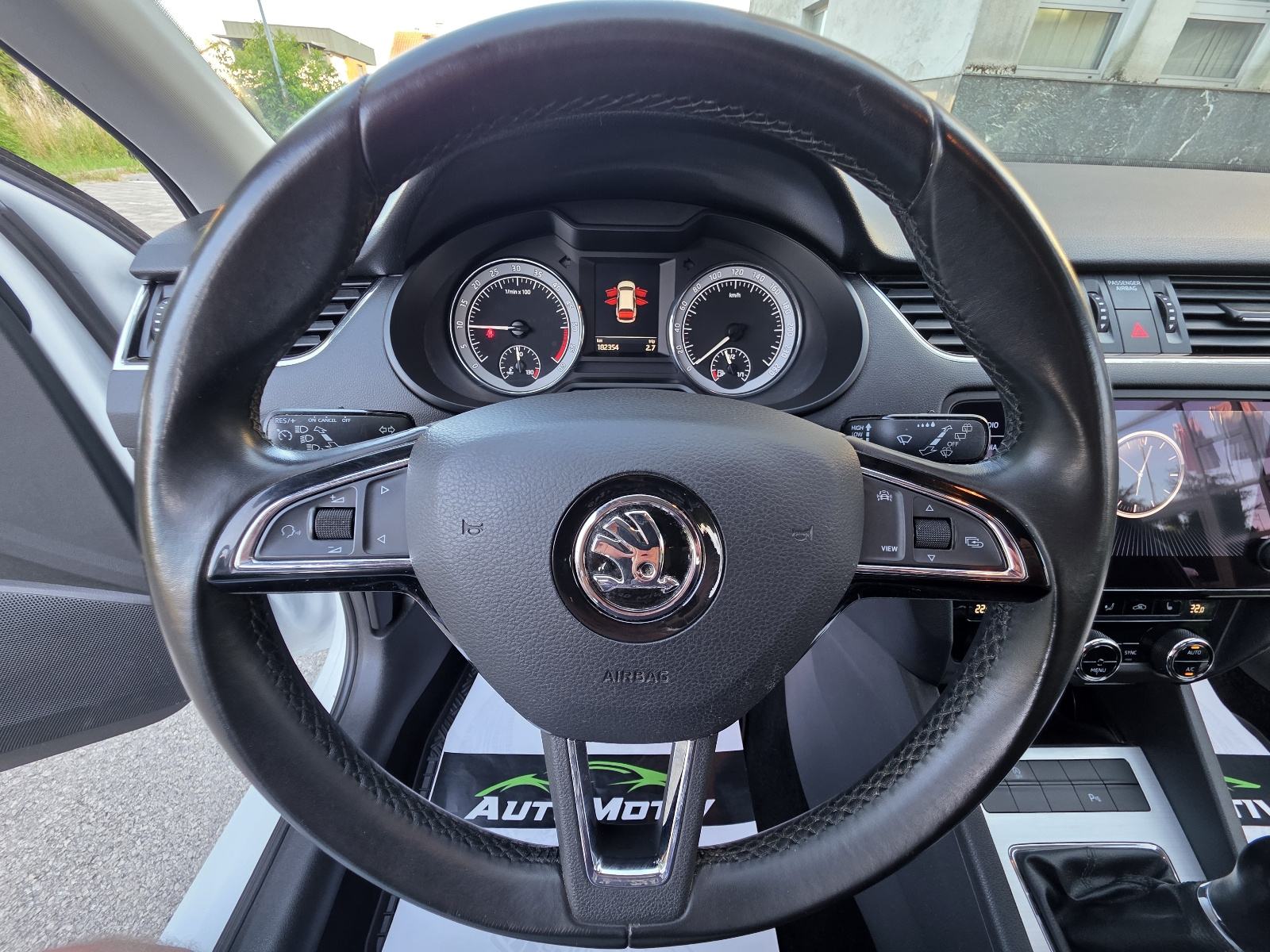 ŠKODA OCTAVIA COMBI 1.6 TDI STYLE - *1.VLASNIK-SERVISNA-BOGATA OPREMA*, fotografija 18