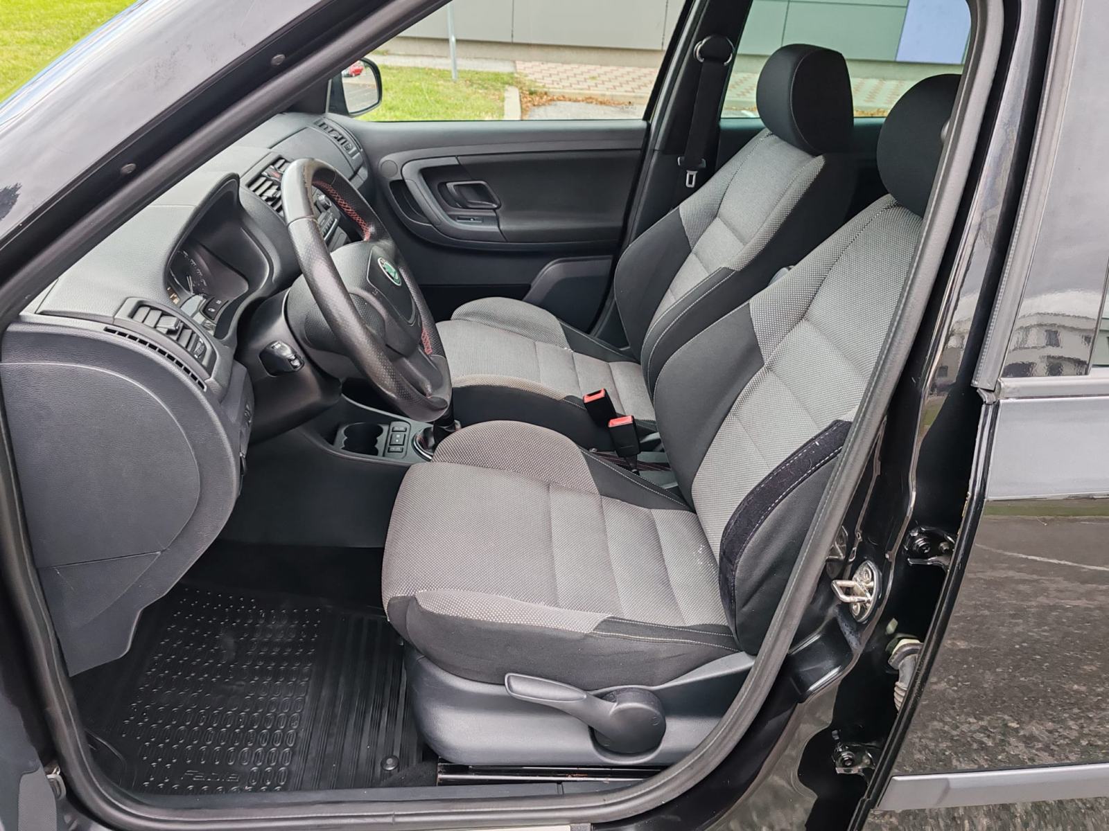 Škoda Fabia 1,6 TDI MONTE-CARLO , 2011G. 213000 KARTICE 24/36 RATA, fotografija 12