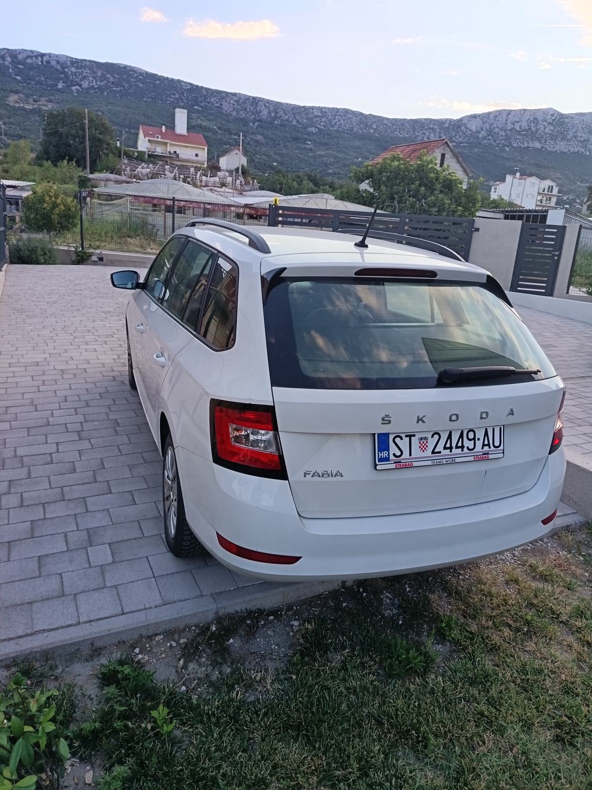 Škoda Fabia Combi 1,0 TSI registrirana do 07. 2027., fotografija 3