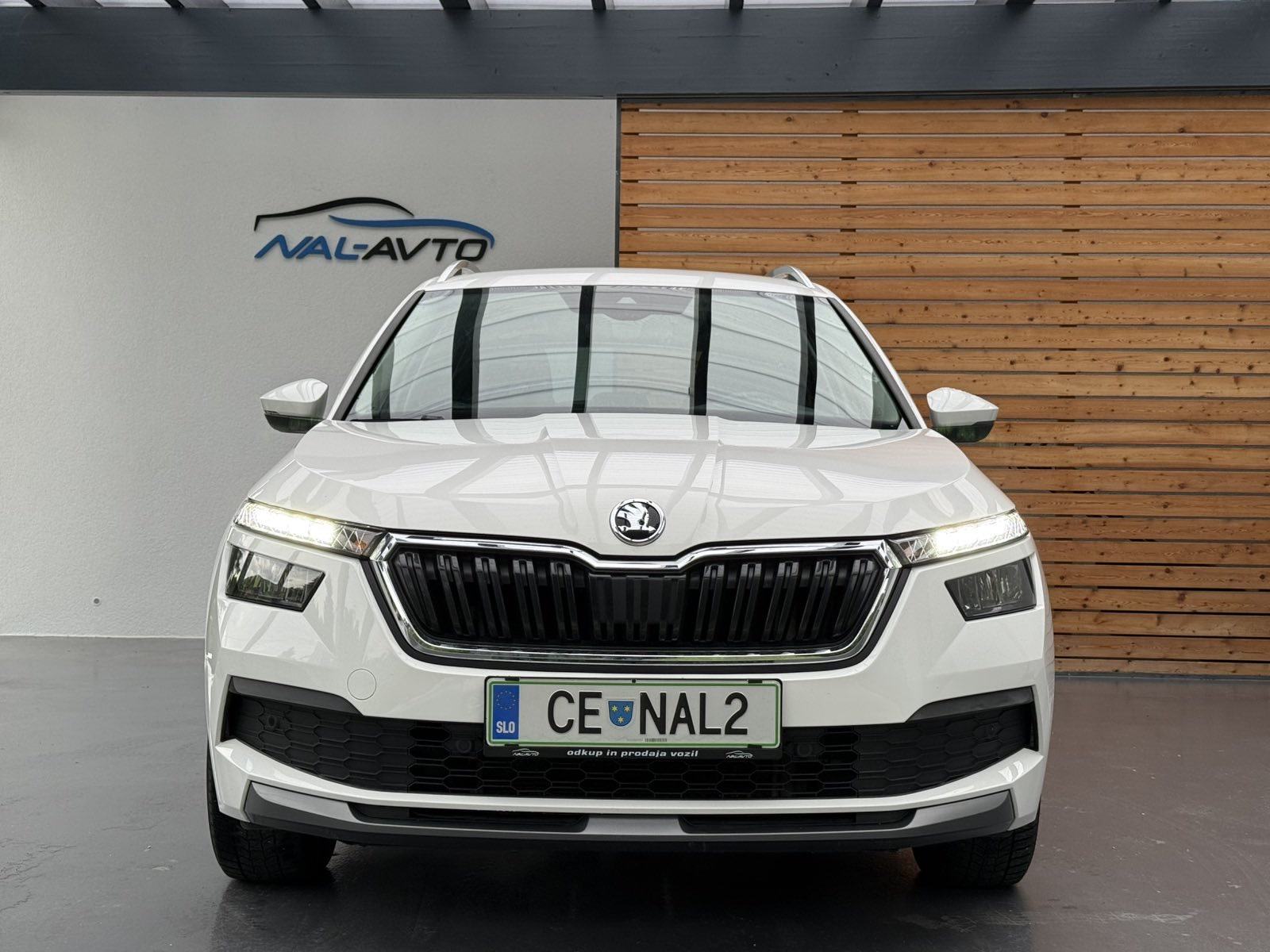 Škoda Kamiq 1,0 TSI SLO.VOZILO-LED-LANE ASSIST-16 COL-TEMPOMAT, fotografija 2