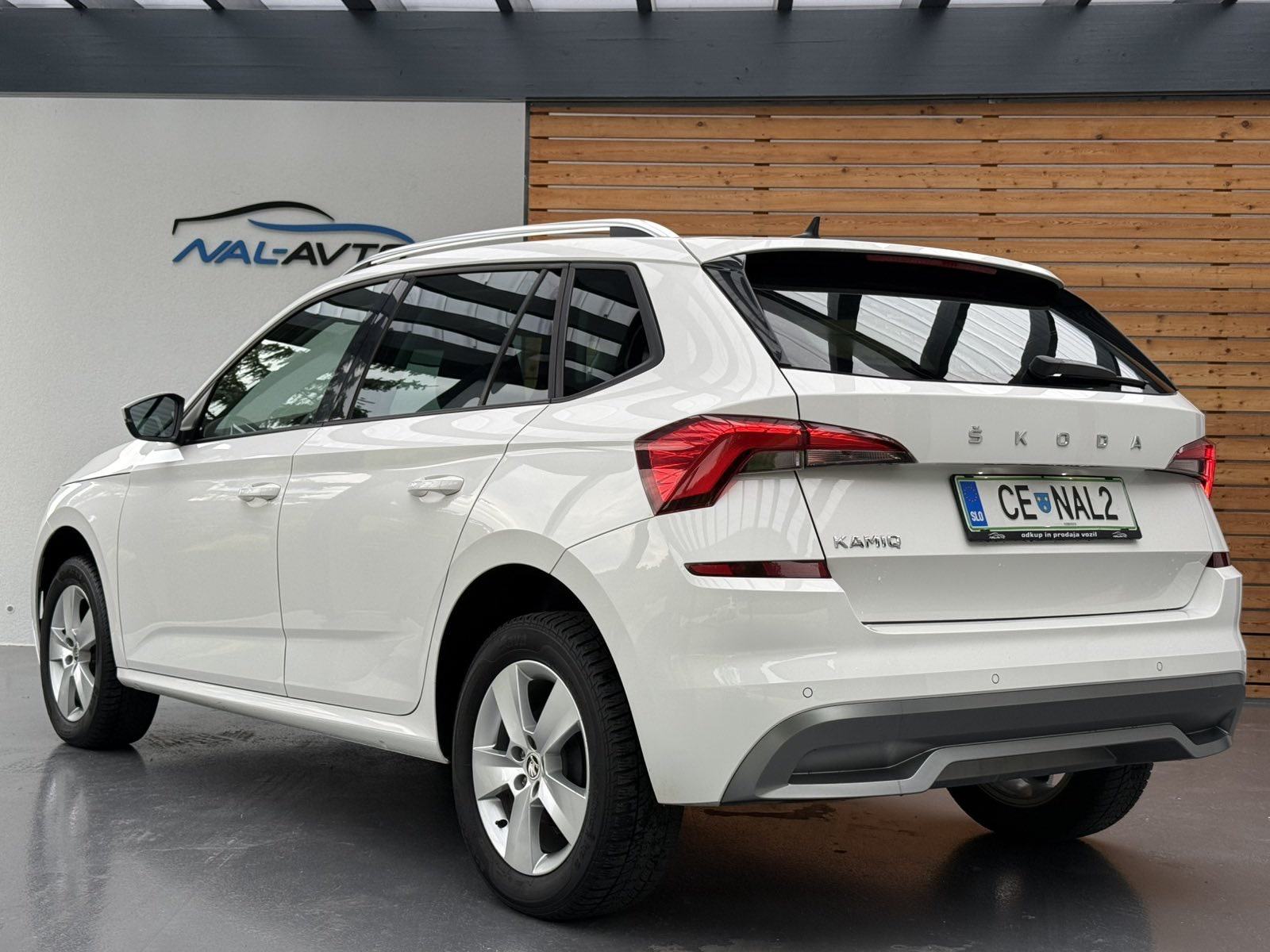Škoda Kamiq 1,0 TSI SLO.VOZILO-LED-LANE ASSIST-16 COL-TEMPOMAT, fotografija 4