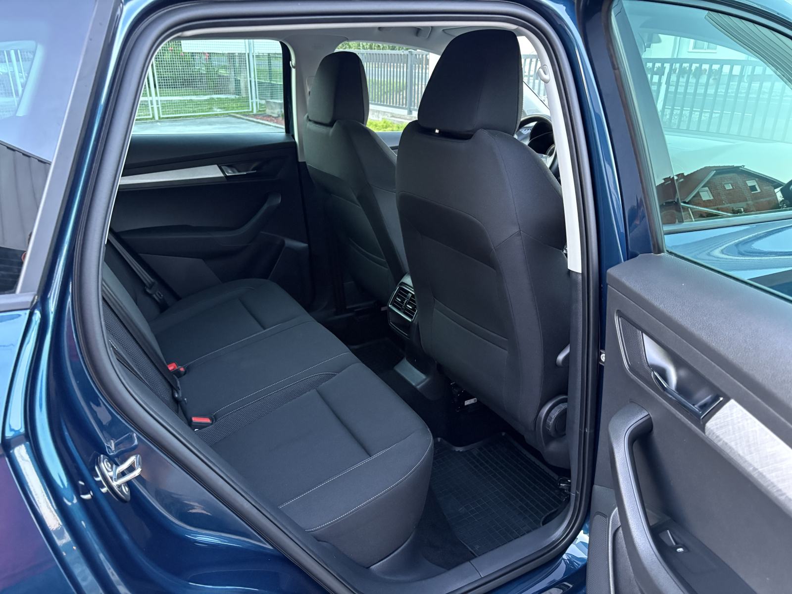 Škoda Karoq 1,5 TSI DSG NAV,LED,KEYLESS,LANE,ACC,SERVIS, fotografija 13