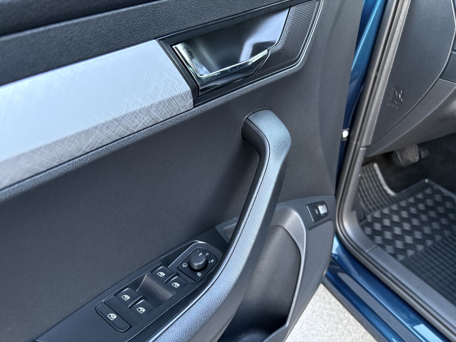 Škoda Karoq 1,5 TSI DSG NAV,LED,KEYLESS,LANE,ACC,SERVIS, fotografija 14