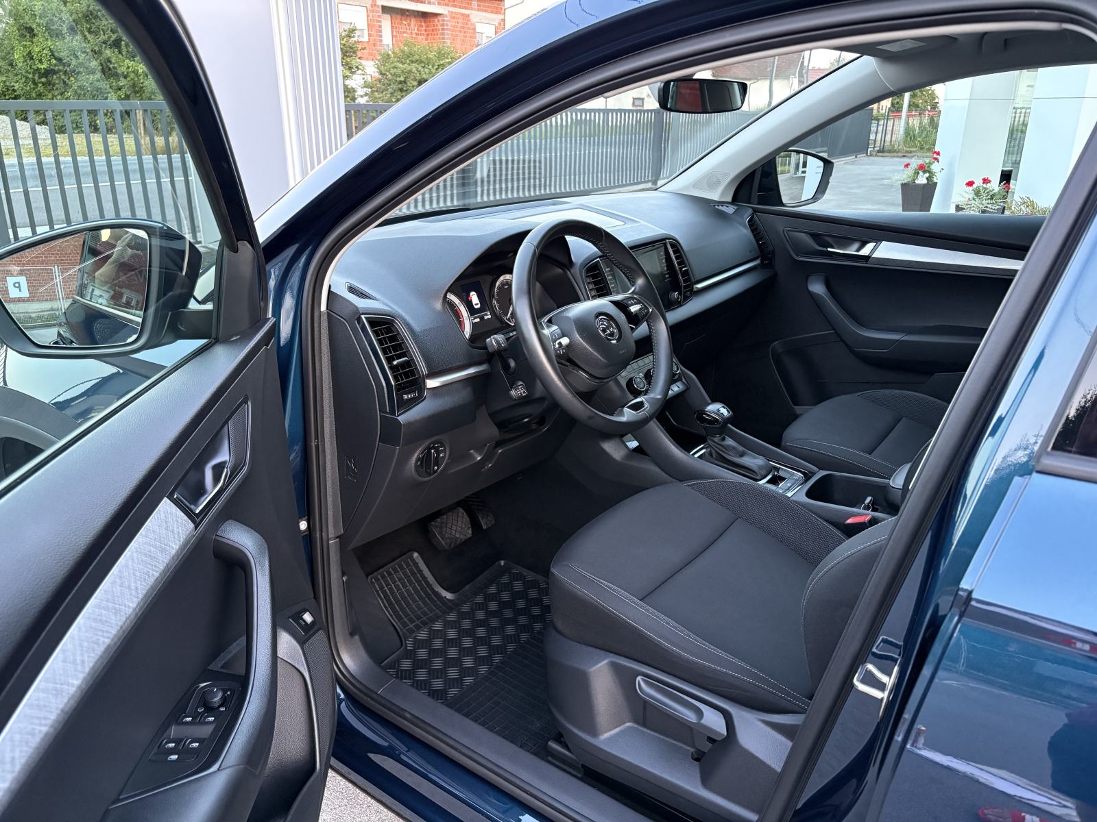 Škoda Karoq 1,5 TSI DSG NAV,LED,KEYLESS,LANE,ACC,SERVIS, fotografija 9