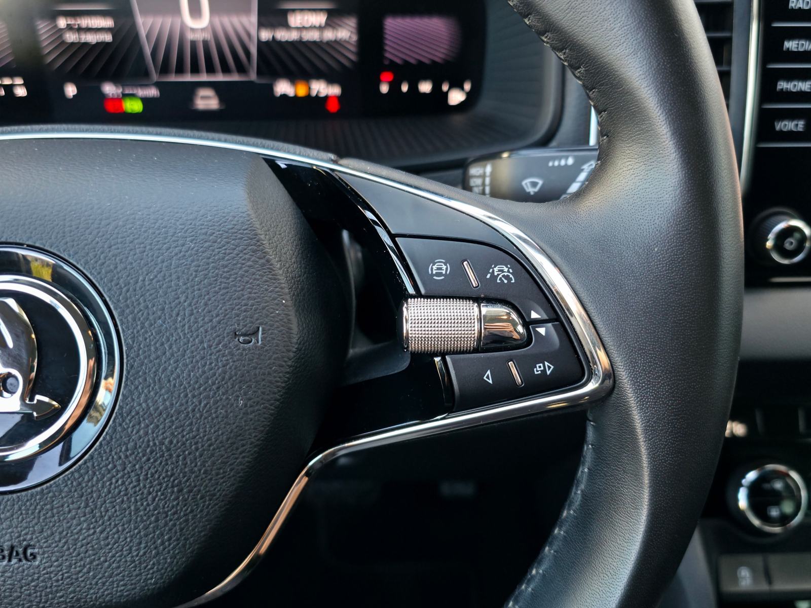 Škoda Karoq 1.5TSI Selection DSG•ACC•KAMERA•LANE•KEYLESS•17C, fotografija 9