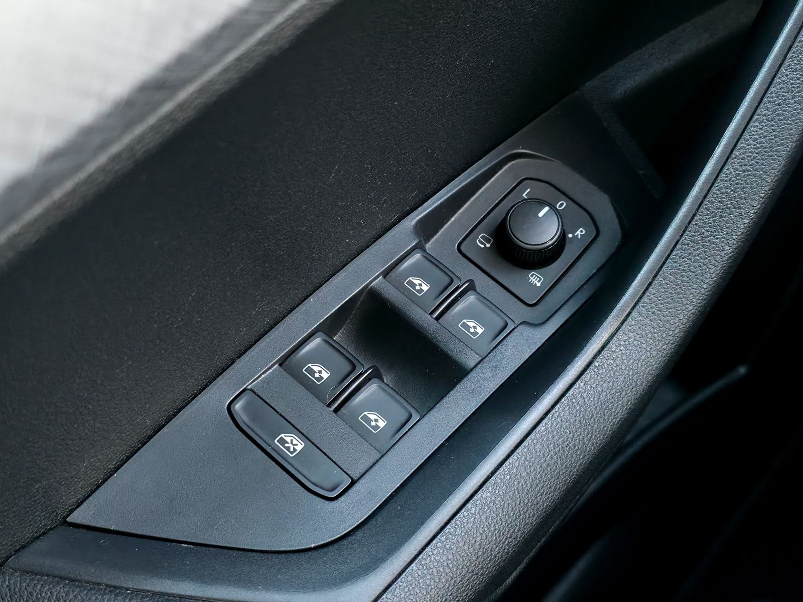 Škoda Karoq 1.5TSI Selection DSG•ACC•KAMERA•LANE•KEYLESS•17C, fotografija 14