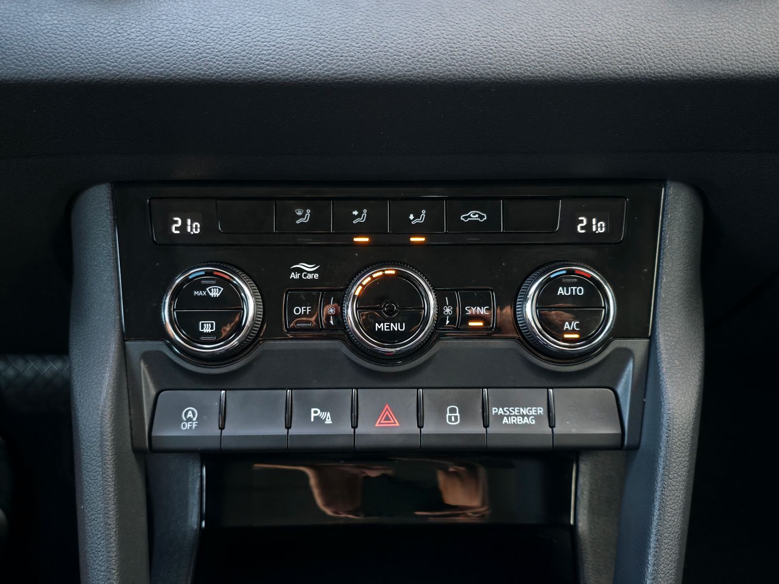 Škoda Karoq 1.5TSI Selection DSG•ACC•KAMERA•LANE•KEYLESS•17C, fotografija 13