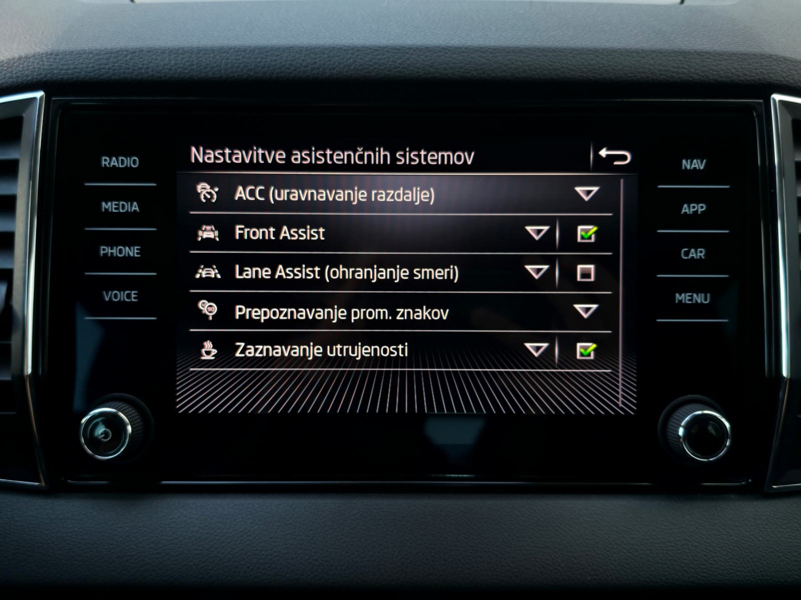 Škoda Karoq 1.5TSI Selection DSG•ACC•KAMERA•LANE•KEYLESS•17C, fotografija 16