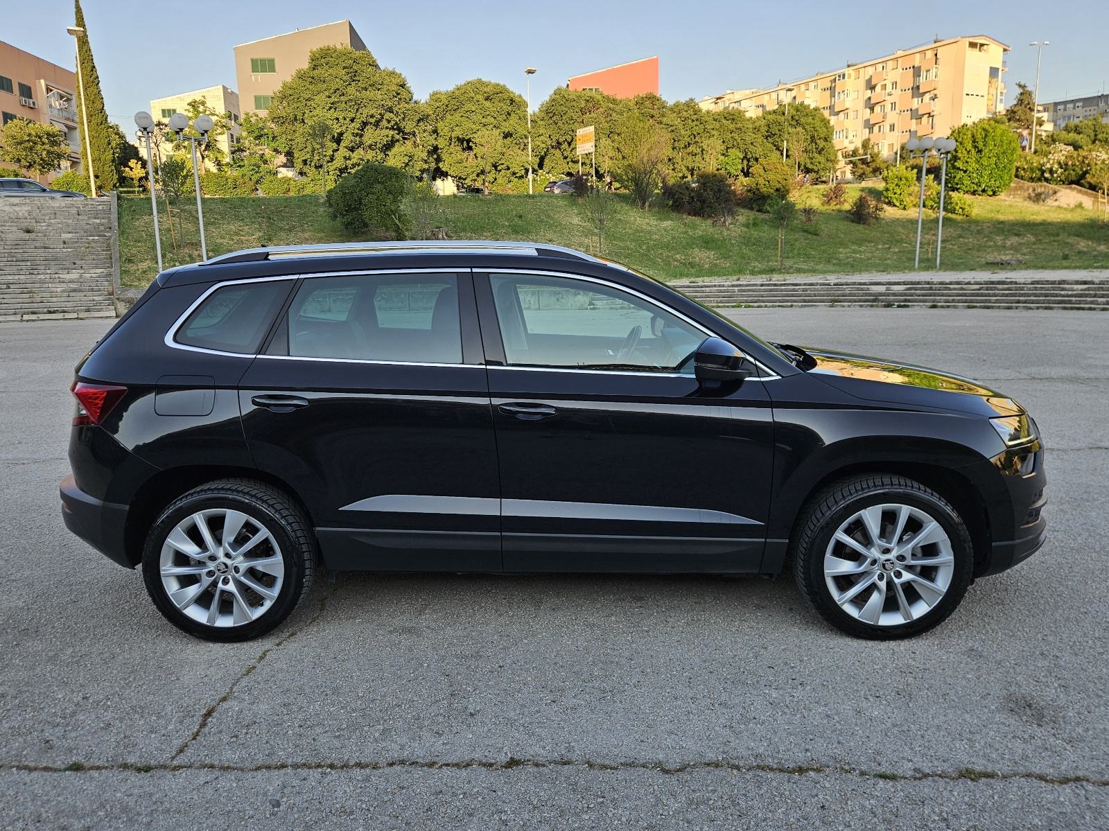 ŠKODA KAROQ 1,6 TDI • AUTOMATIK DSG • FULL OPREMA STYLE • JAMSTVO, pogled izvana - slika 4