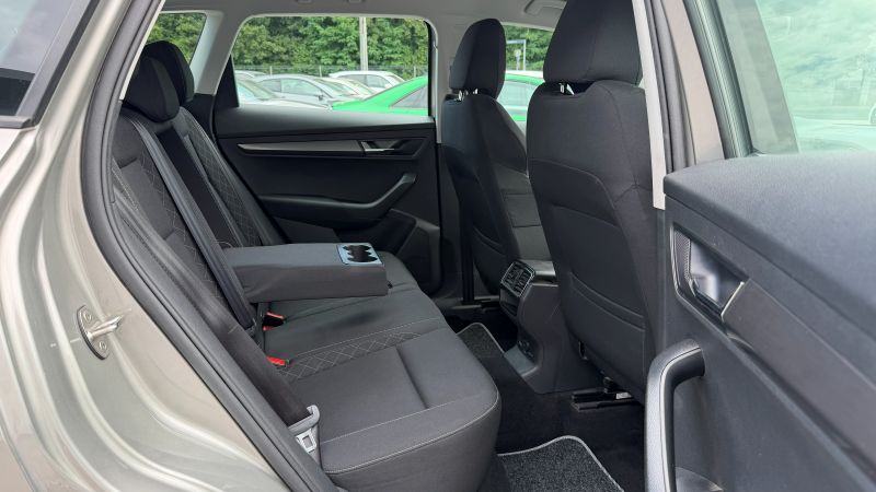 ŠKODA KAROQ 1.6 TDI *SPORTLINE*1.VL*HR AUTO*SERVISNA* GARANCIJA 1G*, fotografija 10