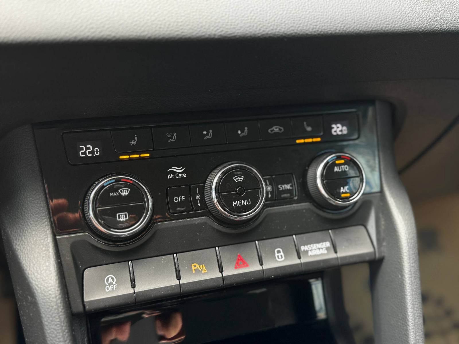 Škoda Karoq 2,0 TDI Ambition *KAMERA*KUKA*AMBIJENTE*SENZORI*, fotografija 15