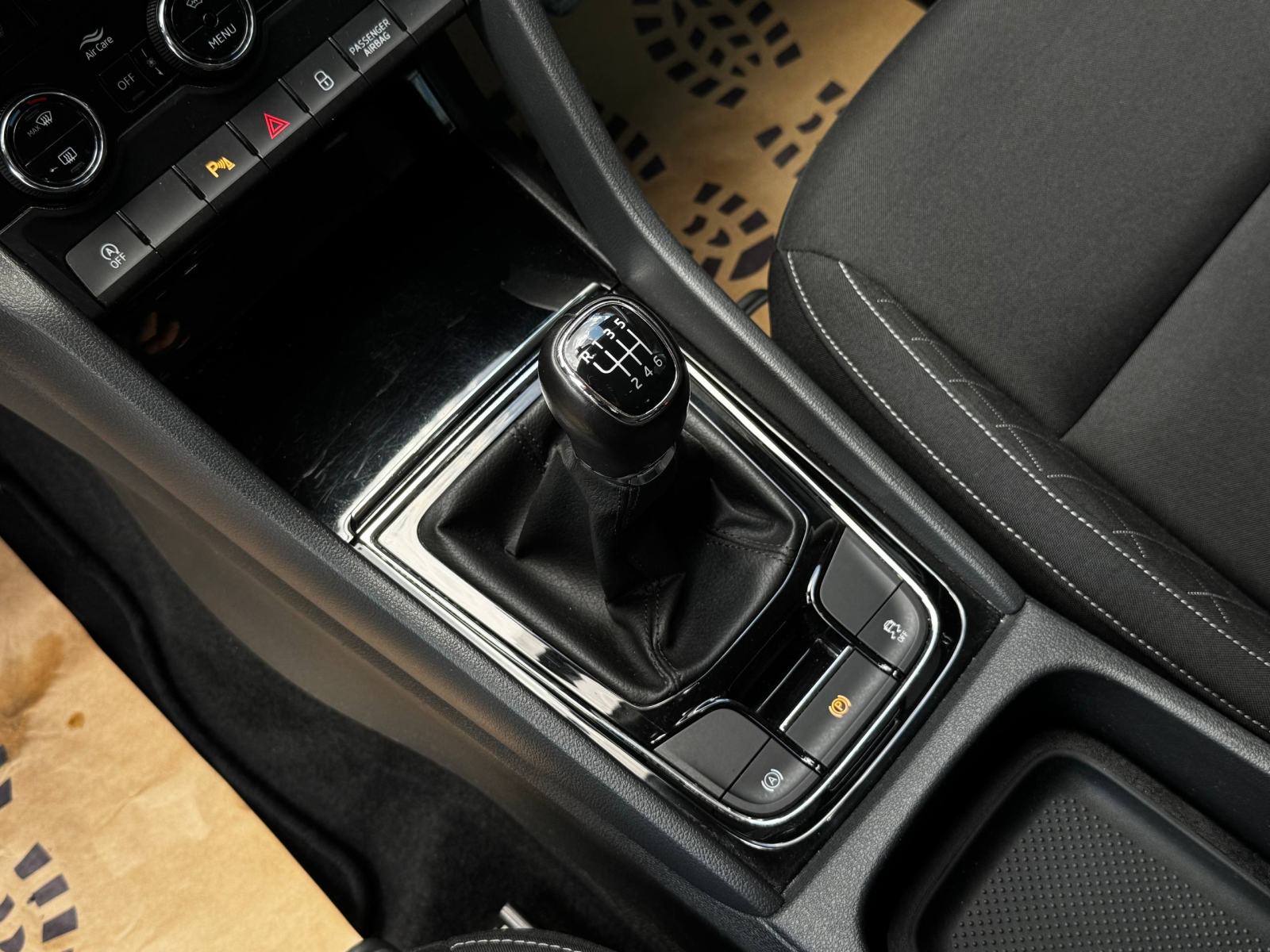 Škoda Karoq 2,0 TDI Ambition *KAMERA*KUKA*AMBIJENTE*SENZORI*, fotografija 16