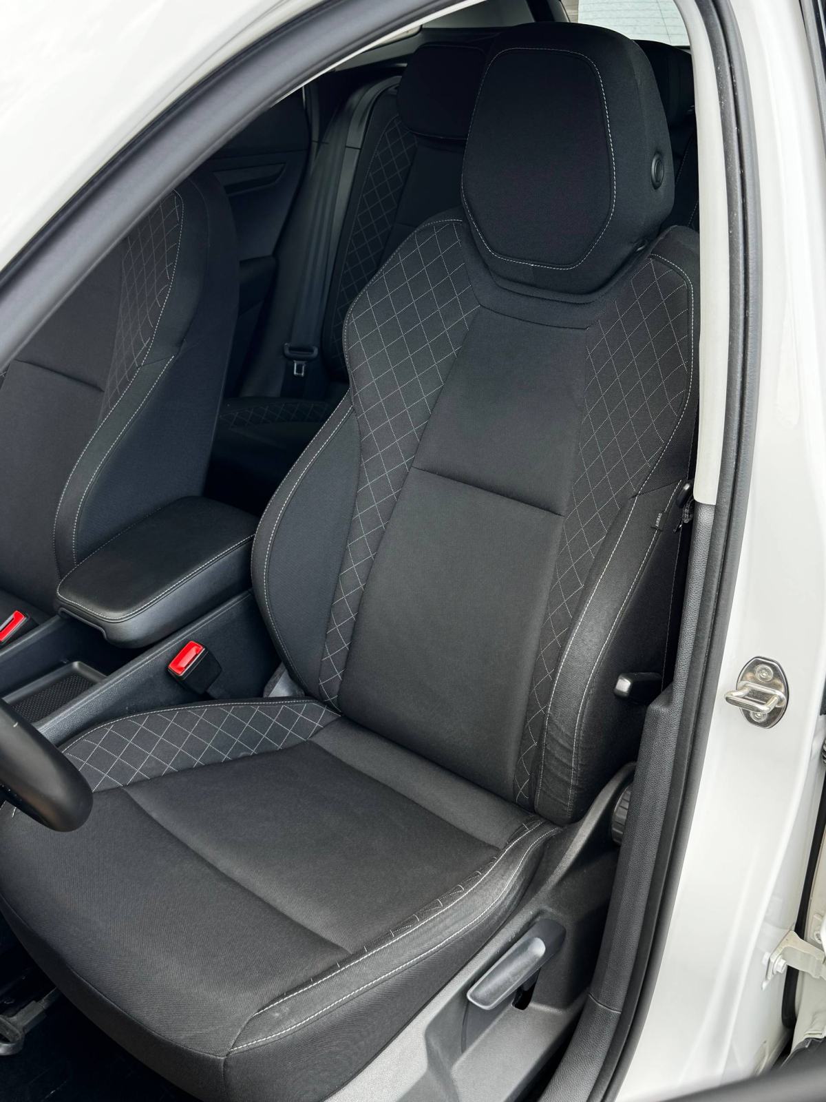Škoda Karoq 2,0 TDI Ambition *KAMERA*KUKA*AMBIJENTE*SENZORI*, fotografija 9