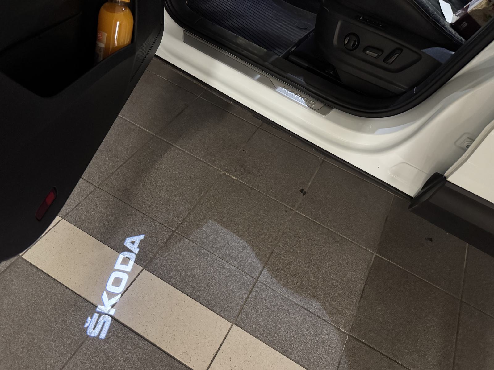 Škoda Karoq 2.0 TDI DSG 4X4 JAMSTVO DO 6/2027 VARIOFLEX SICEVI..., fotografija 10