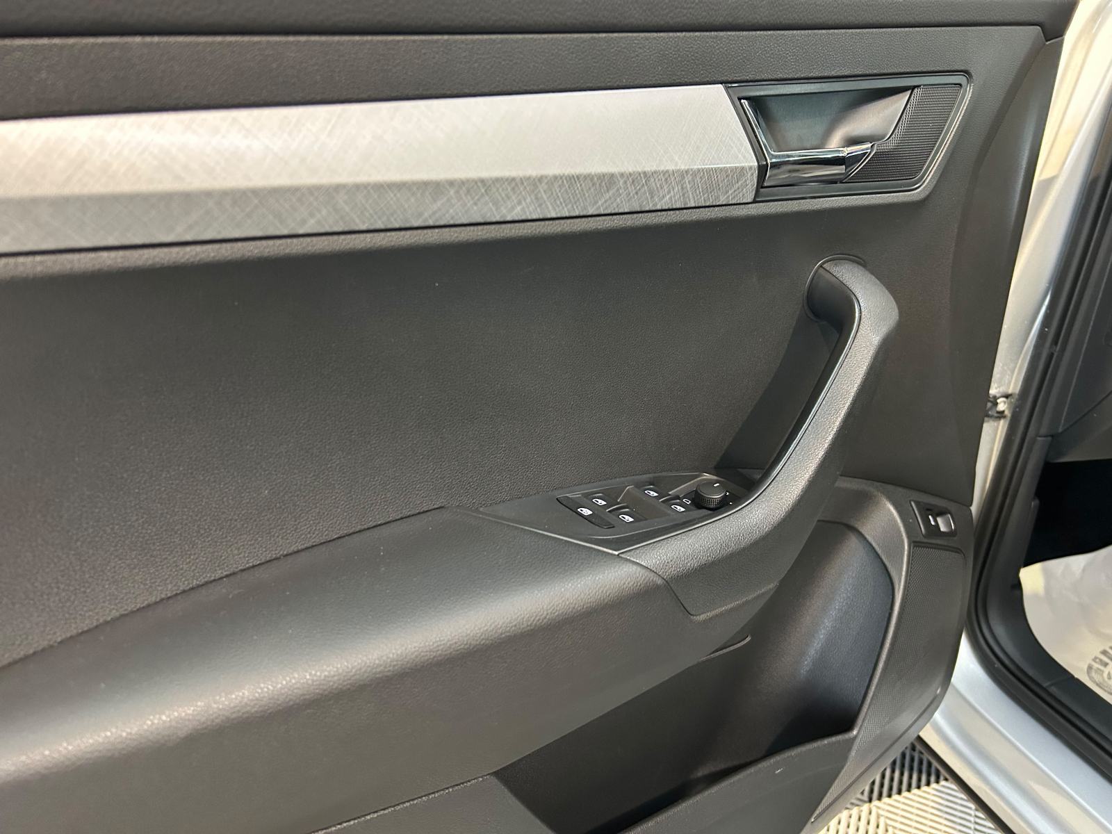 ŠKODA KAROQ 2,0 TDI DSG LED ALU 17 KAMERA PDC U PDV-U 12 MJ JAMSTVO, fotografija 15