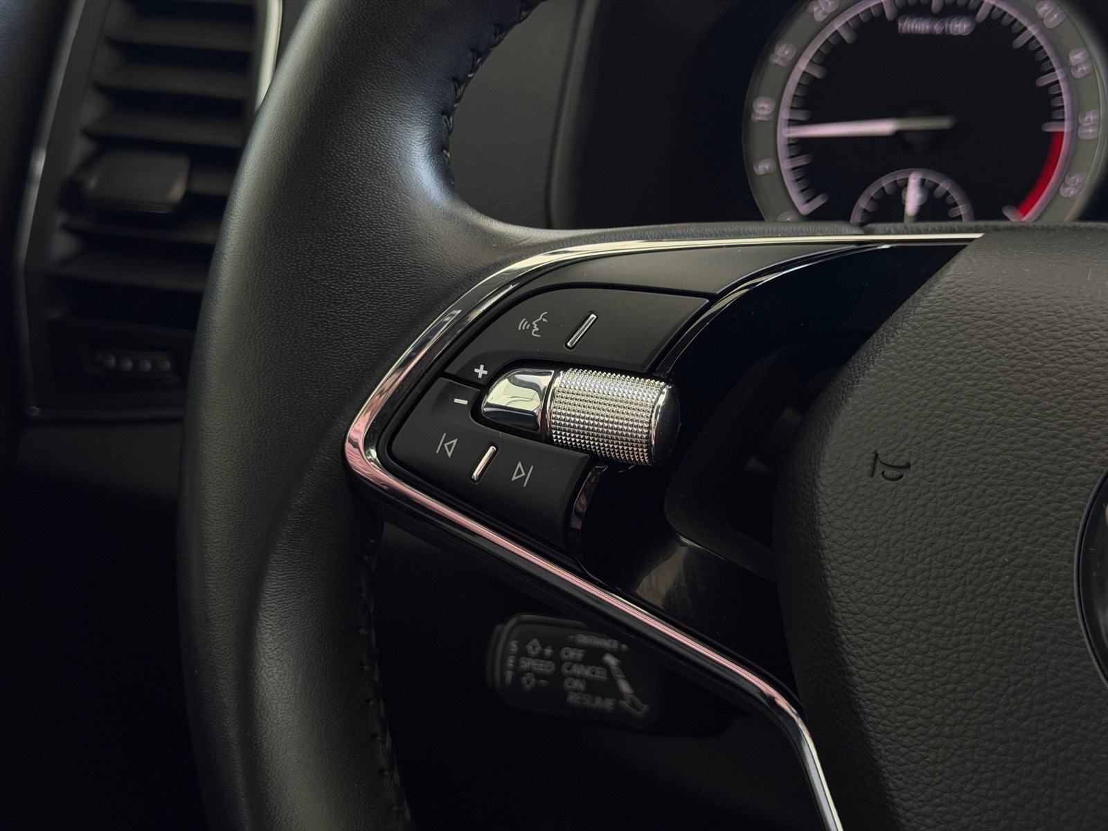 Škoda Karoq 2,0 TDI DSG, LED, KAMERA, JAMSTVO 24MJ, LEASING 0% UČEŠĆA, fotografija 20
