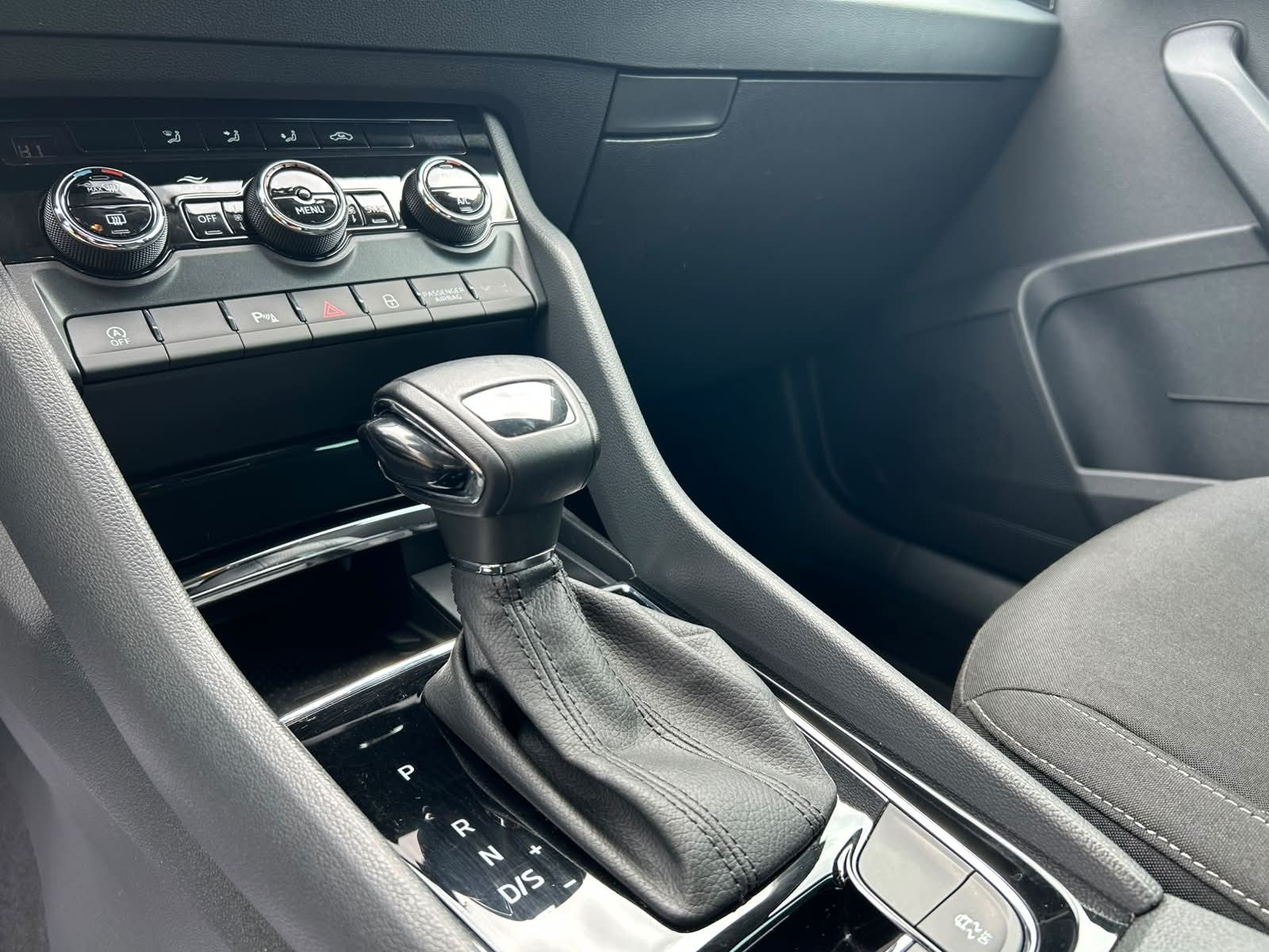 ŠKODA KAROQ 2,0 TDI DSG LED VIRTUAL KAMERA PDC U PDV-U 12 MJ JAMSTVO, fotografija 13