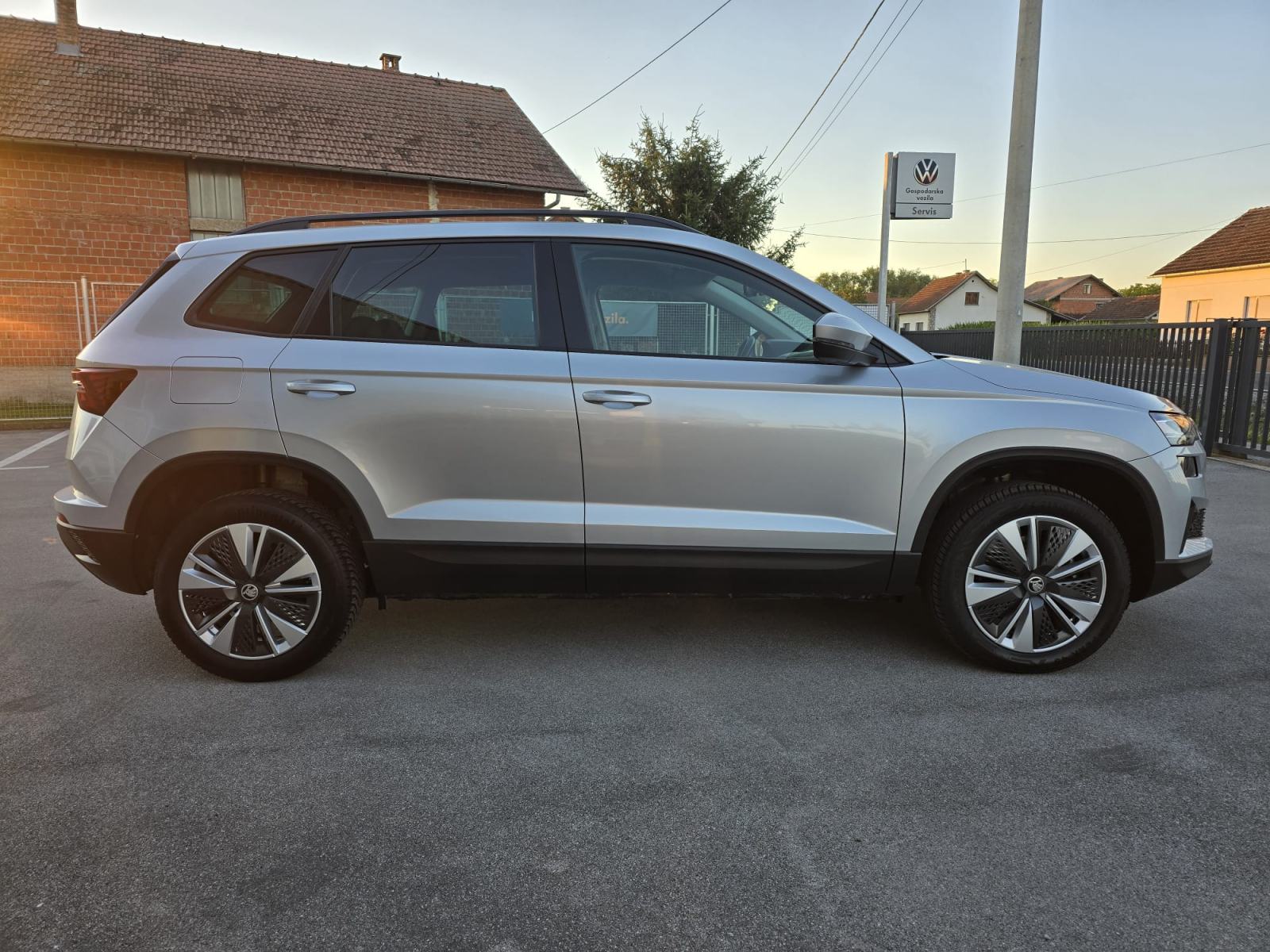 Škoda Karoq 2,0 TDI DSG NAV,LED,KEYLESS,LANE,ACC,SERVIS,7.454,33*3RATE, fotografija 6