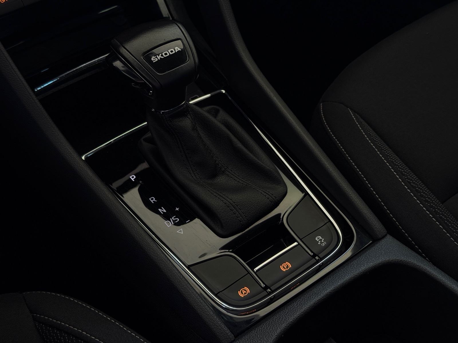 Škoda Karoq 2,0 TDI DSG, NAVI, KAMERA, JAMSTVO 24MJ, LEASING 0% UČEŠĆA, fotografija 17