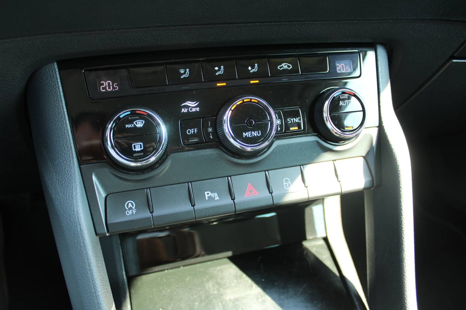 Škoda Karoq 2.0 TDi DSG *NAVIGACIJA, LED, KAMERA*, fotografija 18