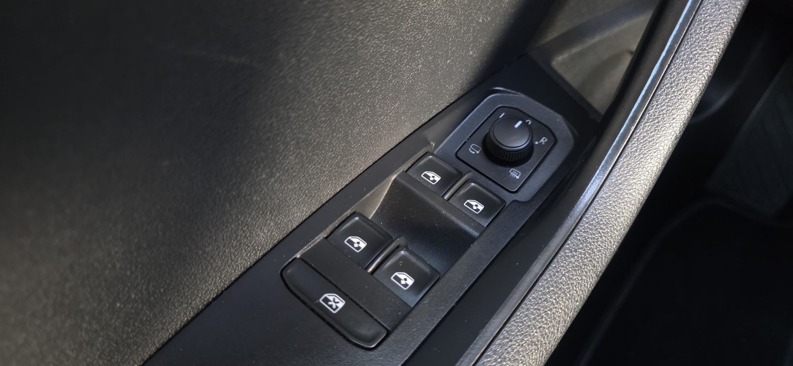 Škoda Karoq 2,0 TDI, 110KW, 4x4, FULL LED, ADAP.TEMP, , KAM, U PDV-u, fotografija 11