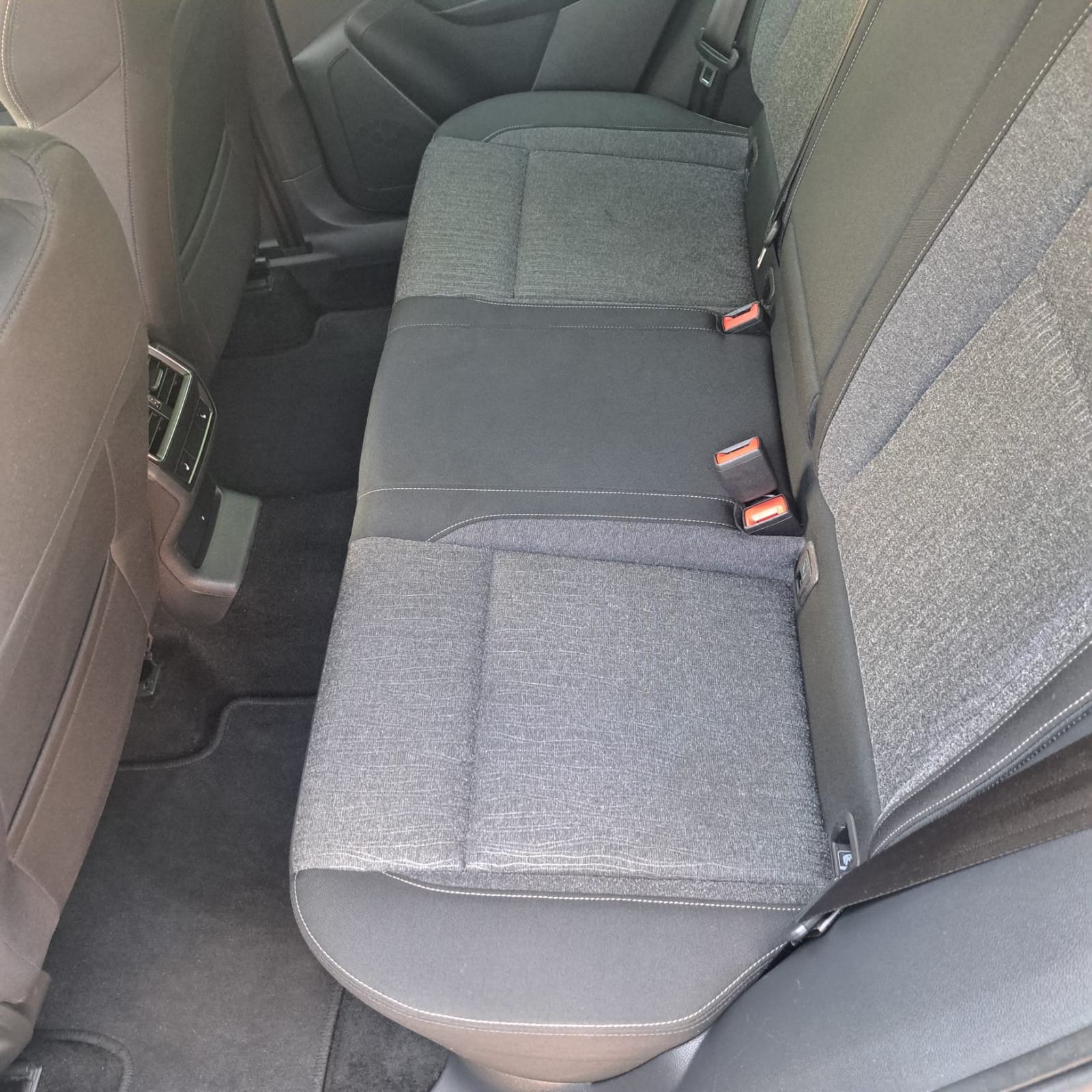 Škoda Karoq 2,0 TDI, LED, virtual, grijanje svih sjedala, kao novi, fotografija 10