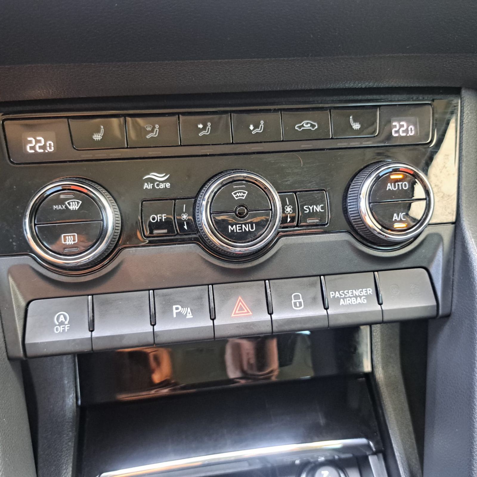 Škoda Karoq 2,0 TDI, LED, virtual, grijanje svih sjedala, kao novi, fotografija 14
