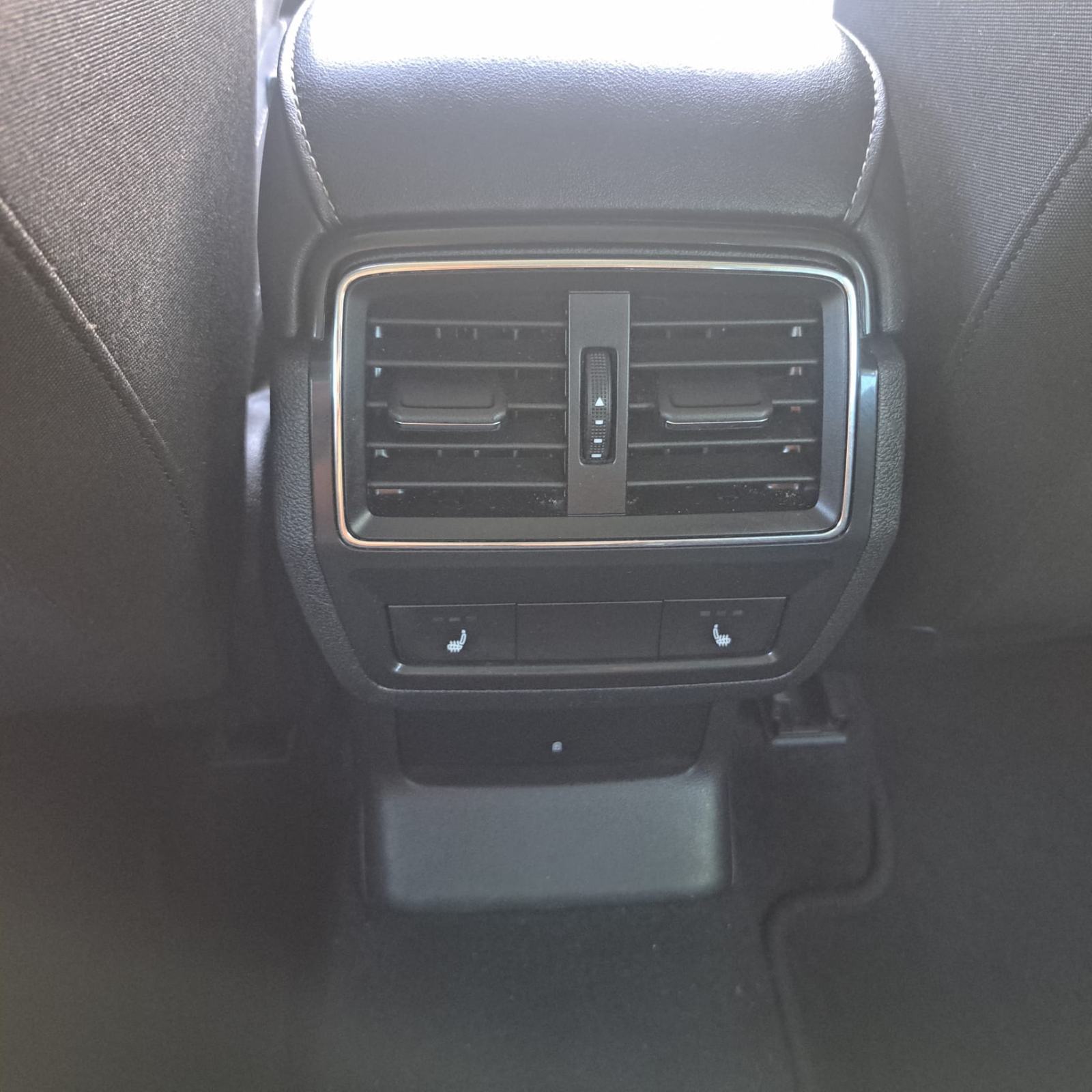 Škoda Karoq 2,0 TDI, LED, virtual, grijanje svih sjedala, kao novi, fotografija 18