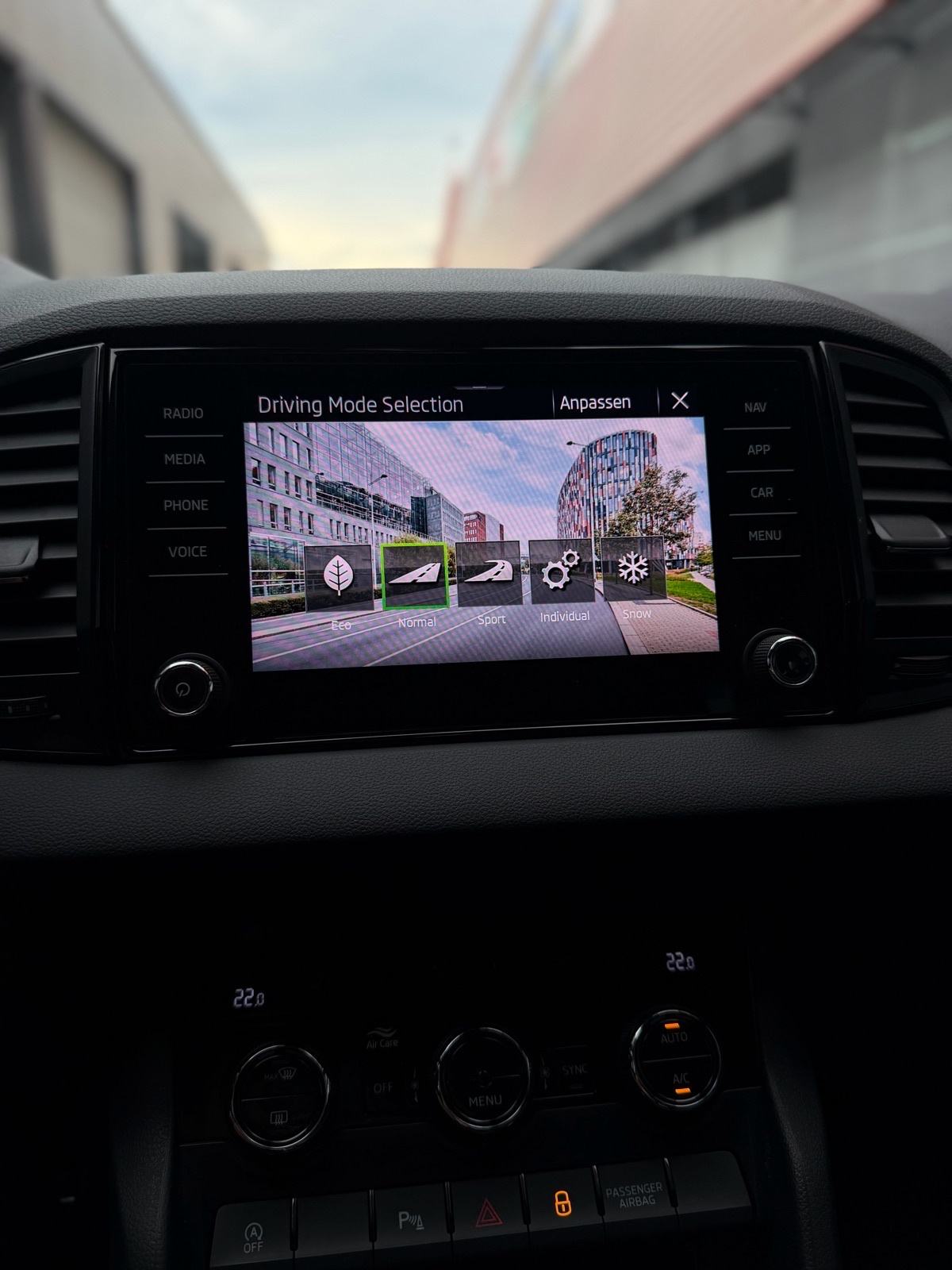 ŠKODA KAROQ 2.0TDI | DSG | SPORTLINE | 140KW | 12 MJ JAMSTVO, fotografija 19